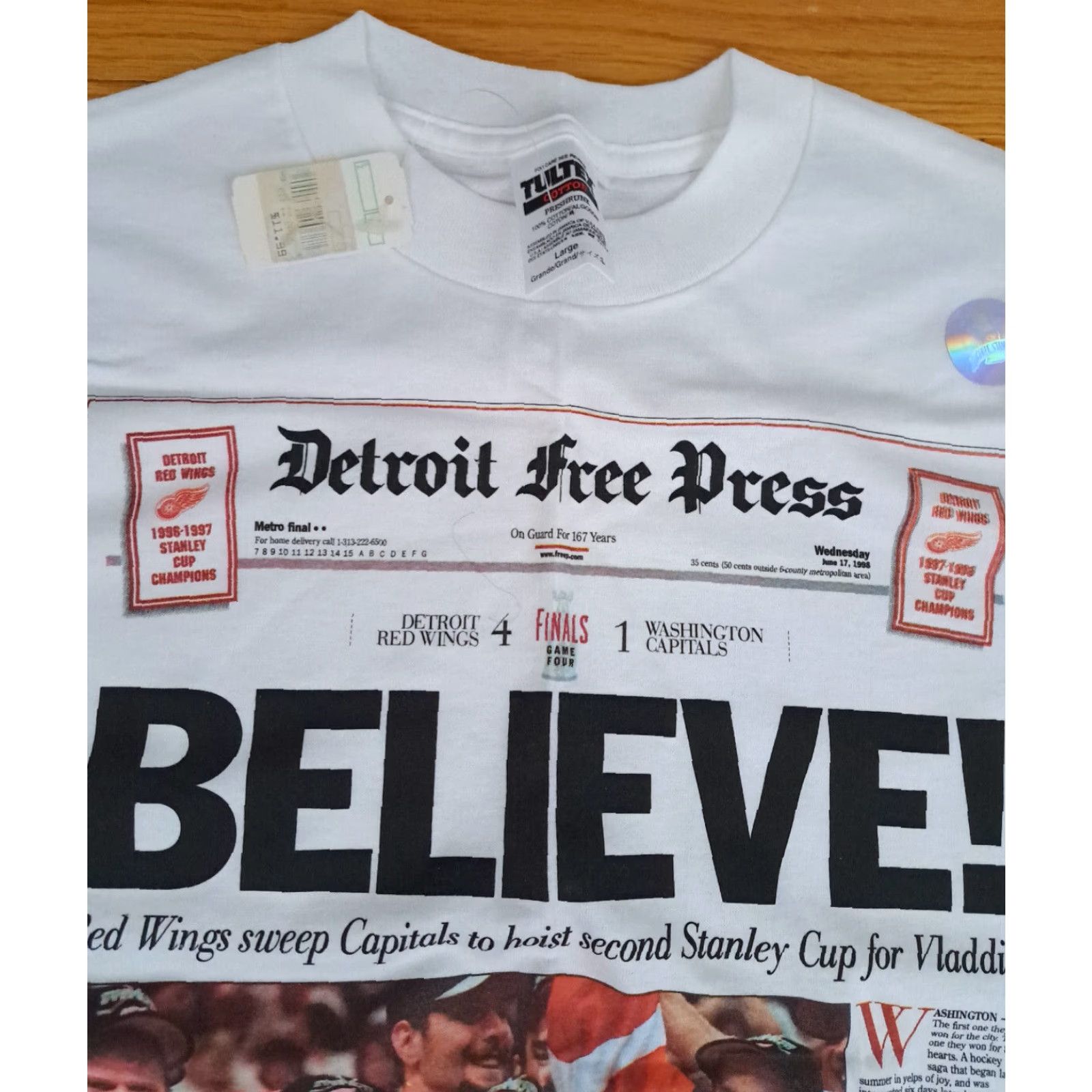 Tultex Detroit Red Wings T-Shirt NWT LG White Hockey Free Press Front Page 1998 Champions Mens L Short Sleeve Tultex Shirt Size US L / EU 52-54 / 3 - 3 Thumbnail