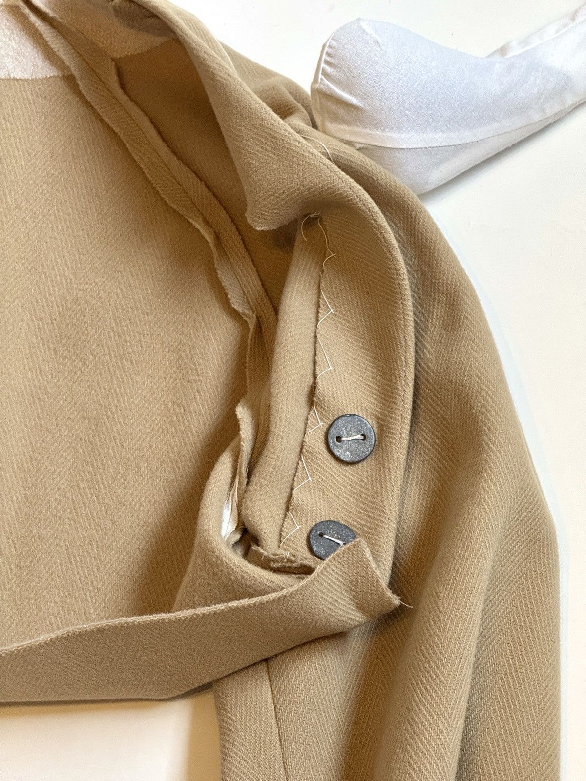 Maison Margiela FW 1997 Runway Deconstructed Coat / Basting Jacket in Cream Size L / US 10 / IT 46 - 13 Thumbnail