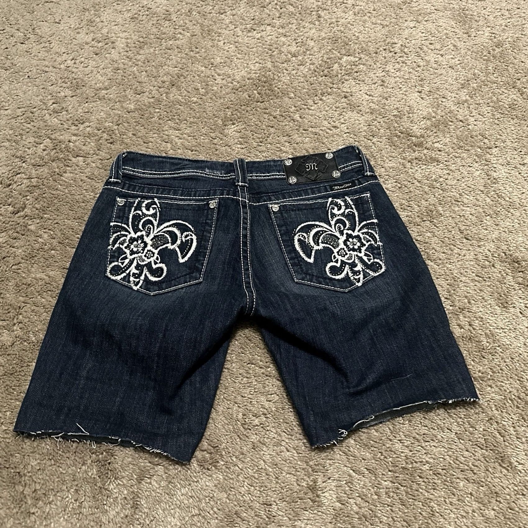 Miss Me VINTAGE Miss Me Denim Short Shorts Womens 30 Distressed Blue Grunge 8 in Inseam Embroidered Rhinestone Pattern Solid Casual Everyday Cotton Denim Size 30" / US 8 / IT 44 - 3 Thumbnail
