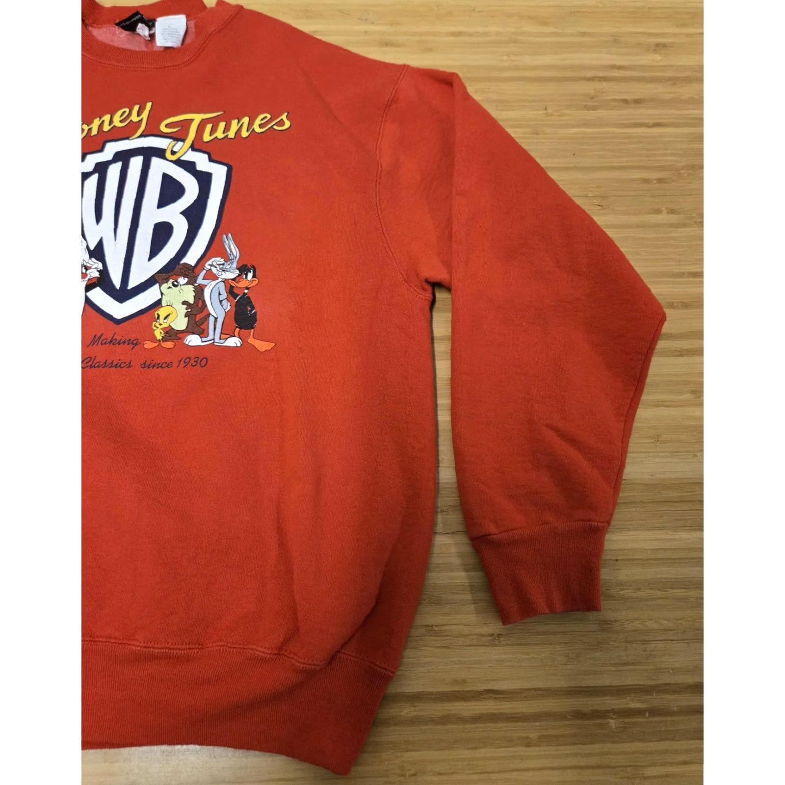 Vintage VINTAGE Looney Tunes Sweatshirt Mens Large Red Warner Bros Studio Store 90s USA Size US L / EU 52-54 / 3 - 2 Thumbnail