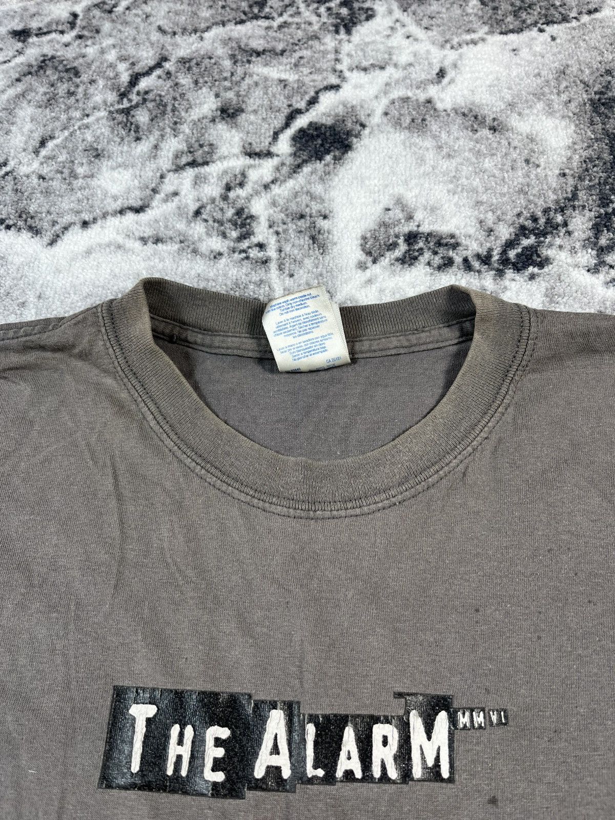 Gildan The Alarm Band Tee Faded Distressed Vintage Style Size US XL / EU 56 / 4 - 8 Thumbnail