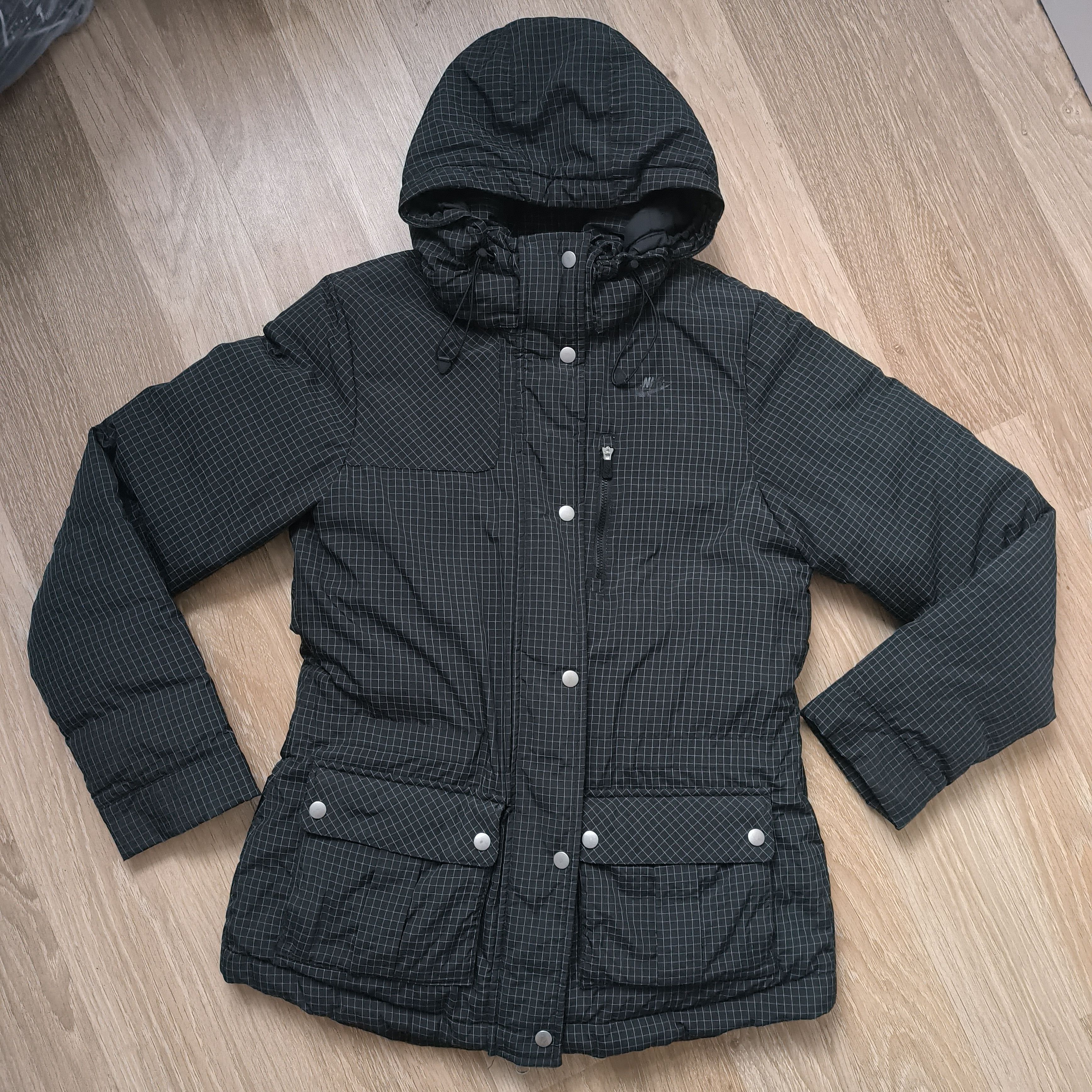 image of Nike 550 Down Puffer Jaket Women in Black (Size Small)