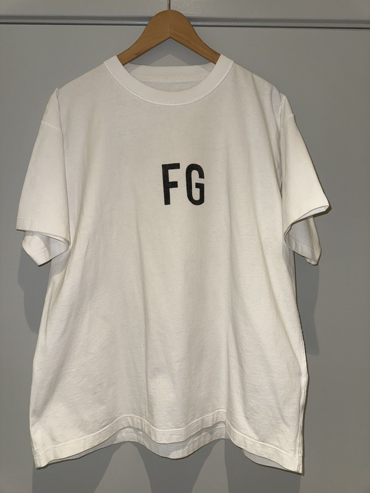 Fear of God Fear of God FG Logo T-Shirt White Oversized S Size US S / EU 44-46 / 1 - 2 Thumbnail