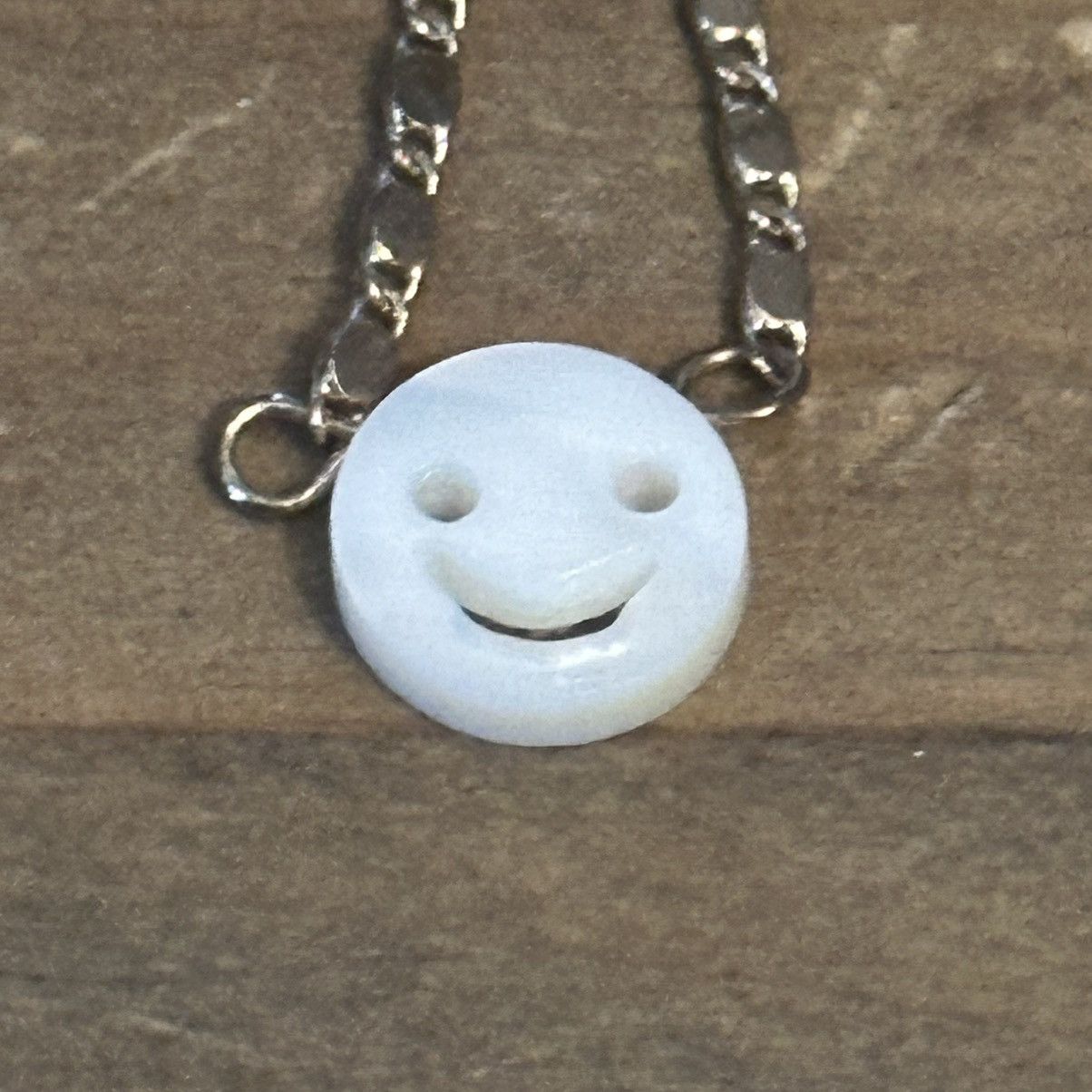 Other Gold tone mother of pearl smiley face necklace Size ONE SIZE - 4 Thumbnail
