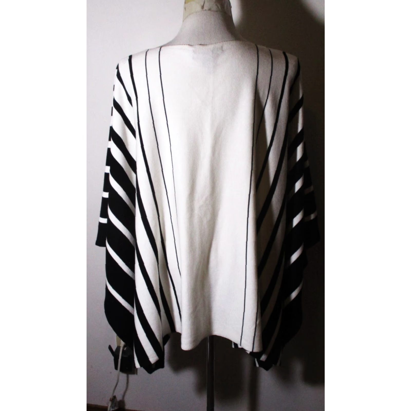Ralph Lauren LAUREN Ralph Lauren White Black Knit Sweater Poncho Size S/M Shirt Womens Knit Poncho Size S / US 4 / IT 40 - 5 Thumbnail