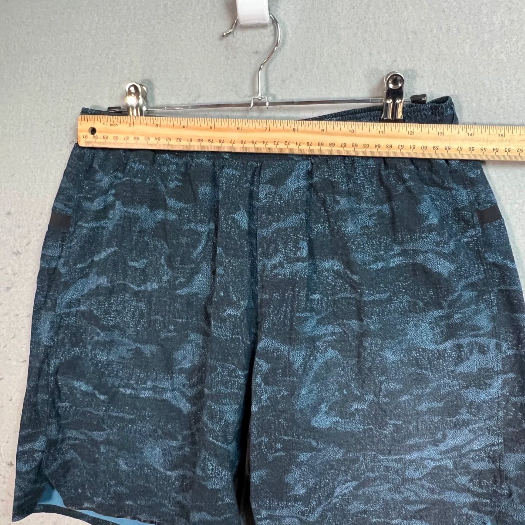 Lululemon VINTAGE Lululemon Surge Athletic Shorts Mens Medium Blue Camo Lined Reinforced Zipper Inseam 6in Cheap? Size US 31 - 4 Thumbnail
