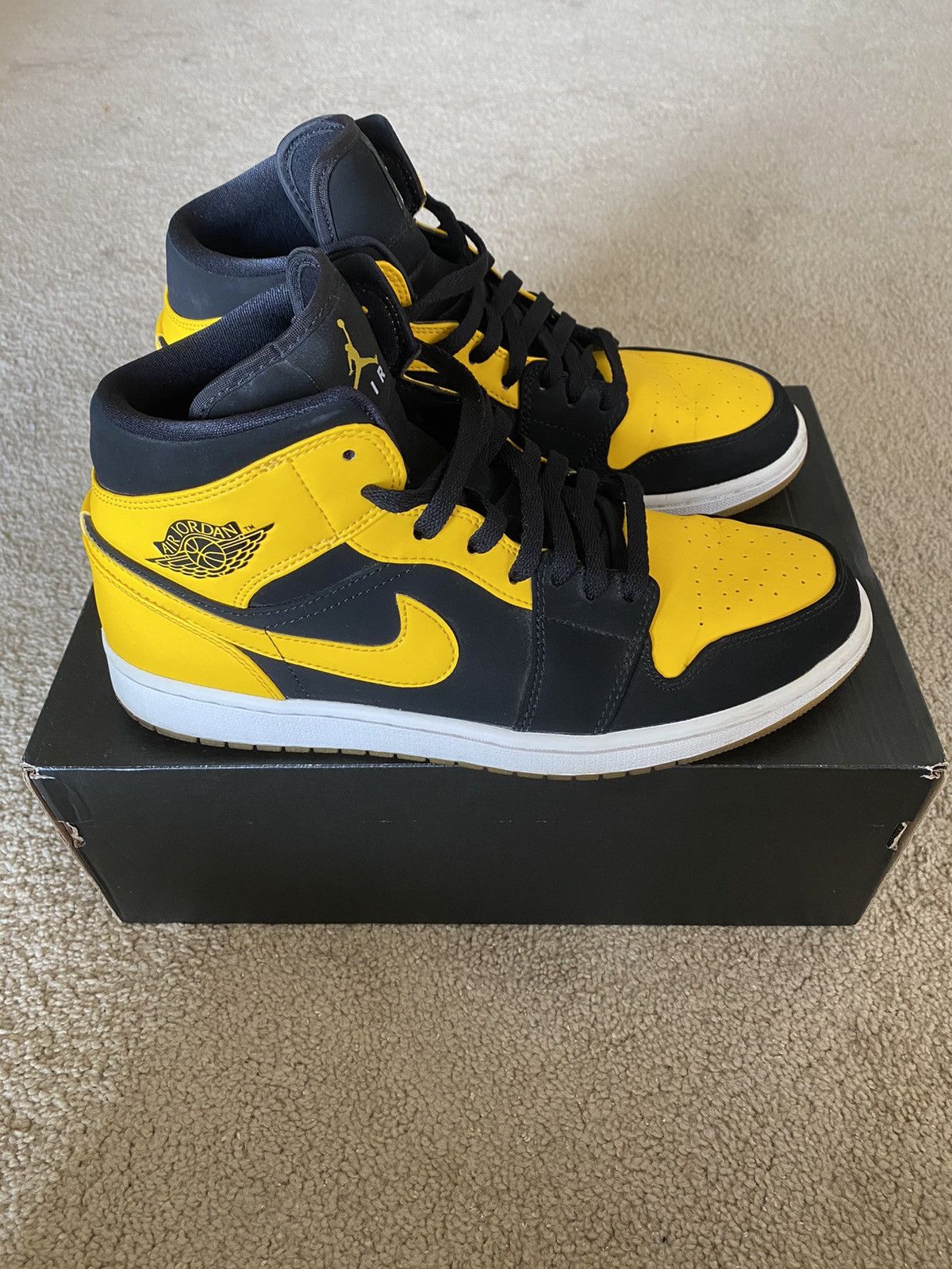 Jordan Brand Jordan 1 Retro Mid New Love 2017 Size 10 Size US 10 / EU 43 - 1 Thumbnail