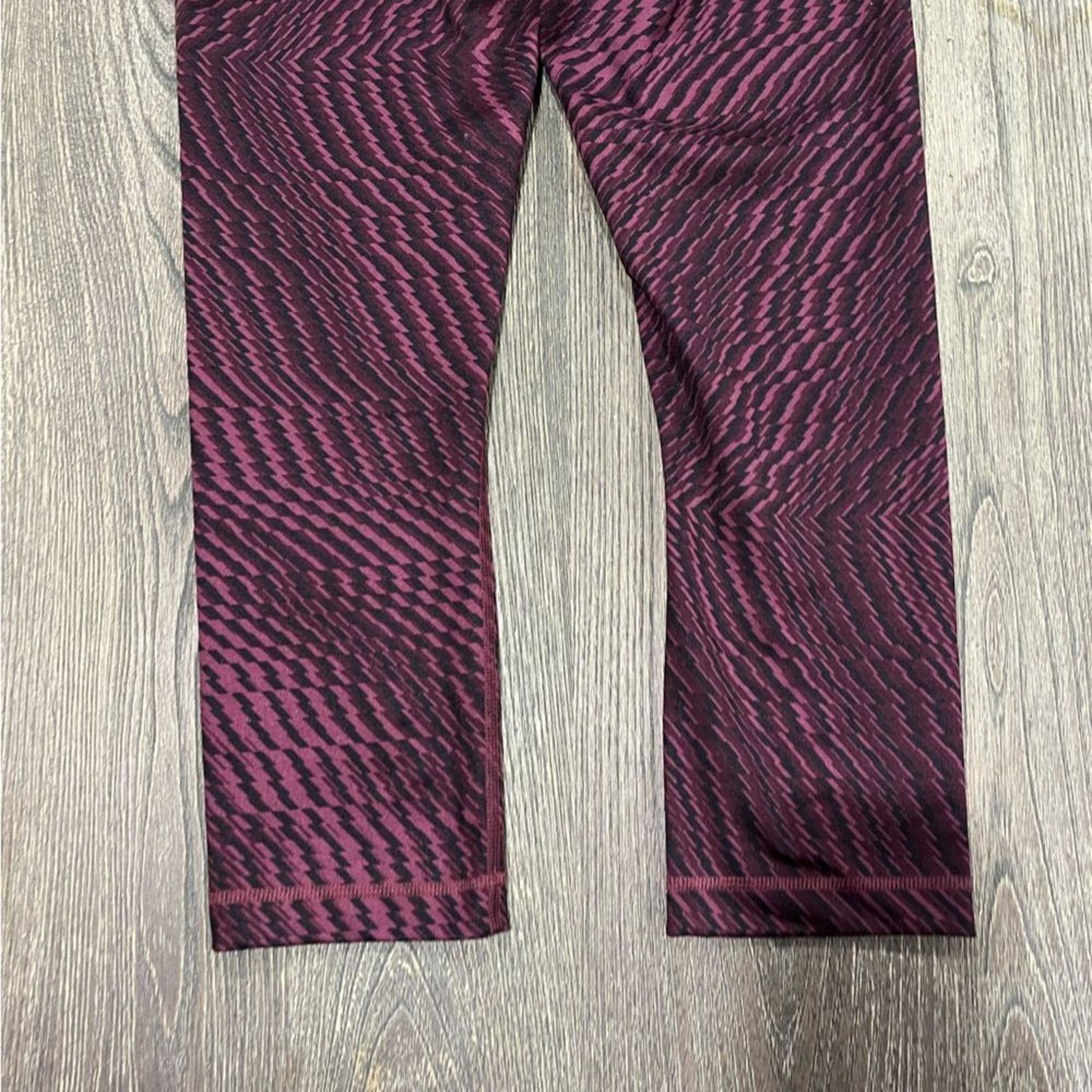 Lululemon Lululemon Capris Leggings Hi-Rise Athletic Black Purple Sz 6 Size 28" / US 6 / IT 42 - 6 Thumbnail