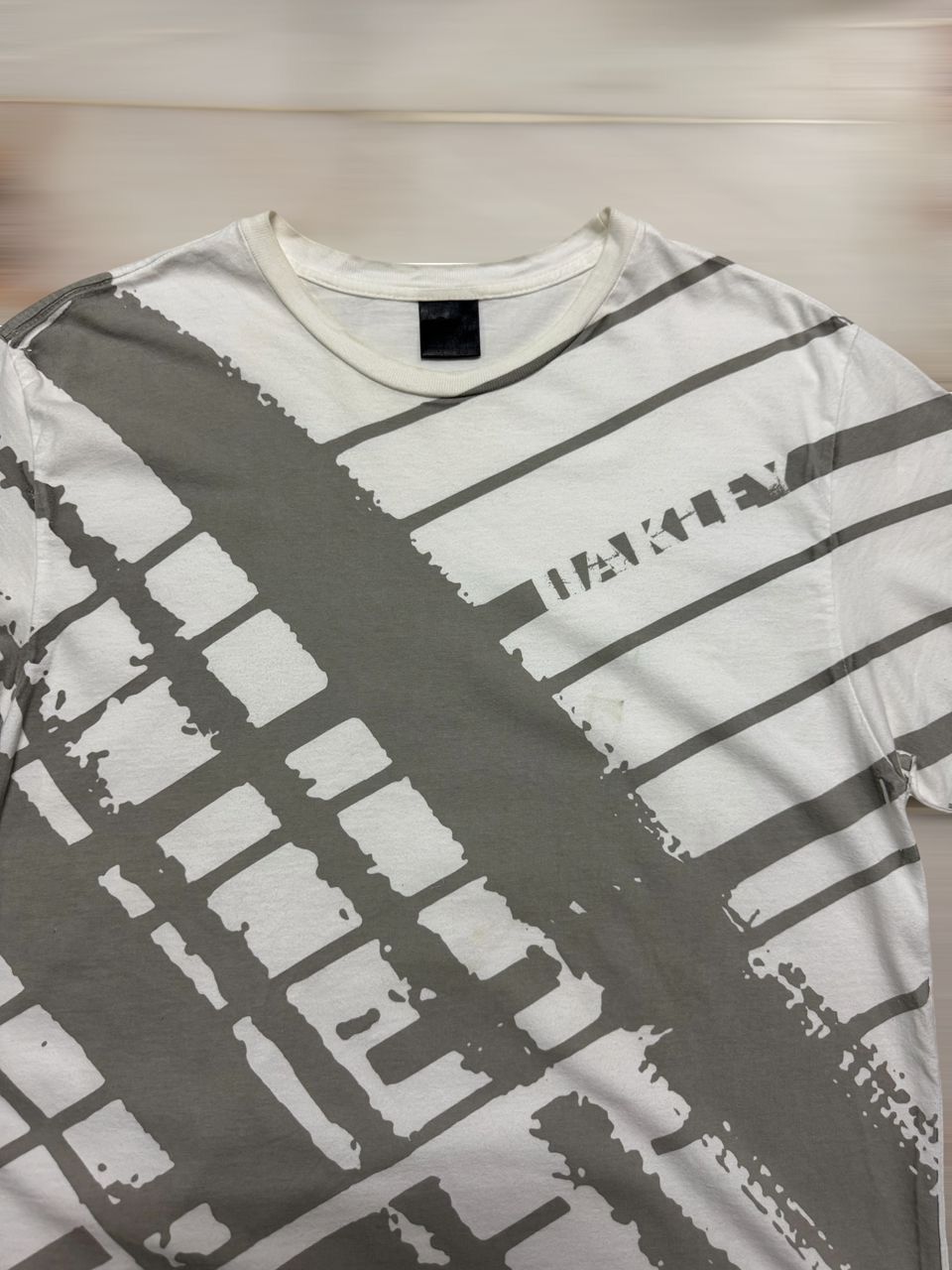 Oakley 2010s OAKLEY MOTIVE BLOCK PRINT WHITE TSHIRT Size US S / EU 44-46 / 1 - 2 Thumbnail