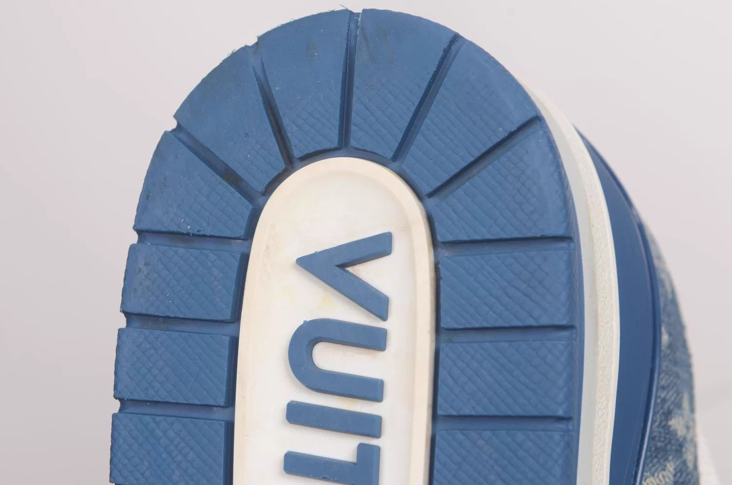 Louis Vuitton LV sneakers size 44 Size US 11 / EU 44 - 9 Thumbnail