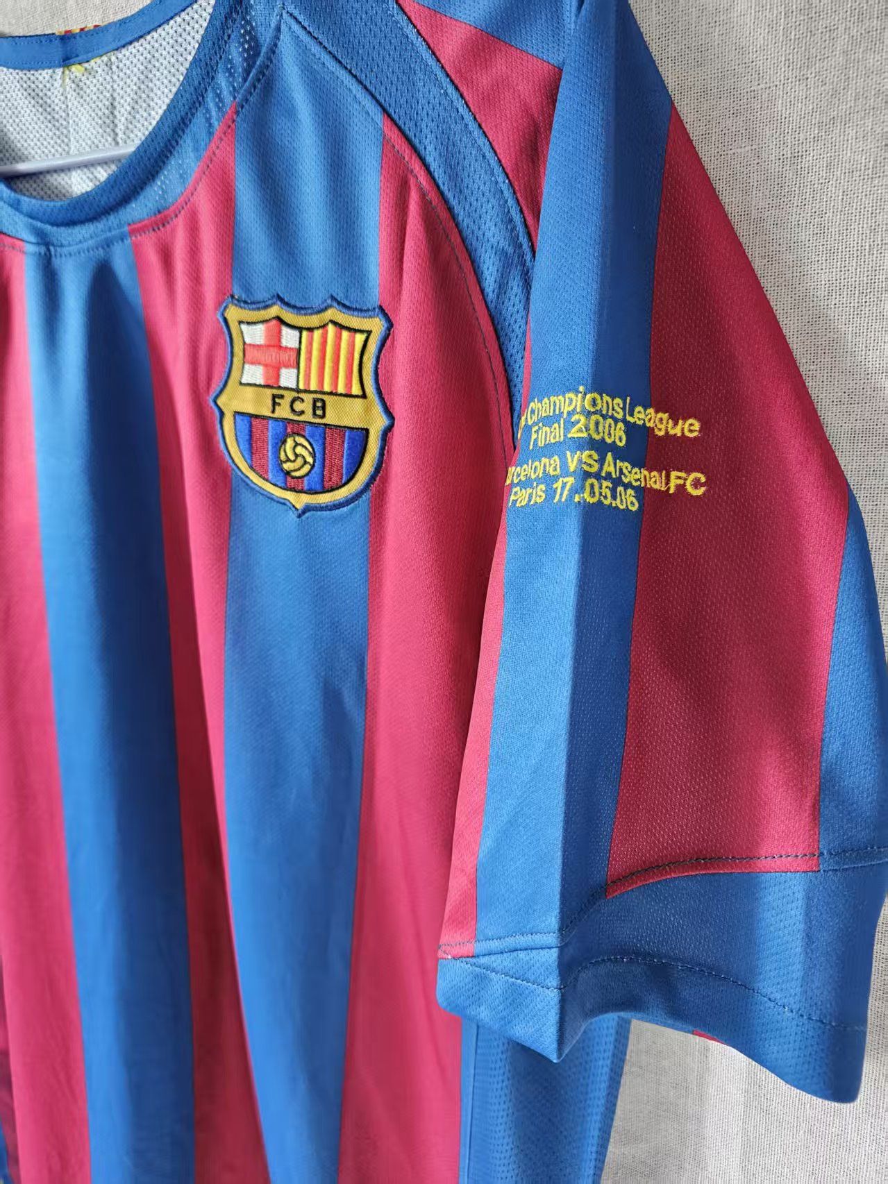 Other 2005 06 Barcelona #10 Ronaldinho Jersey Home Size US S / EU 44-46 / 1 - 4 Thumbnail
