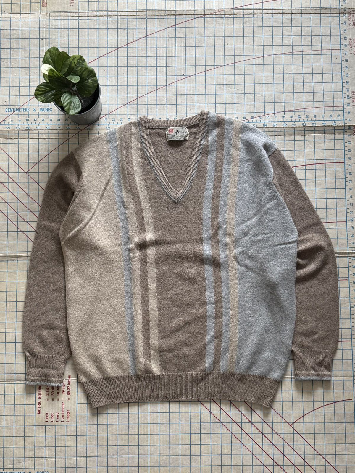 Pringle Of Scotland Vintage Pringle Of Scotland Wool V-Neck Knit Sweater Size 46 Size US L / EU 52-54 / 3 - 1 Thumbnail