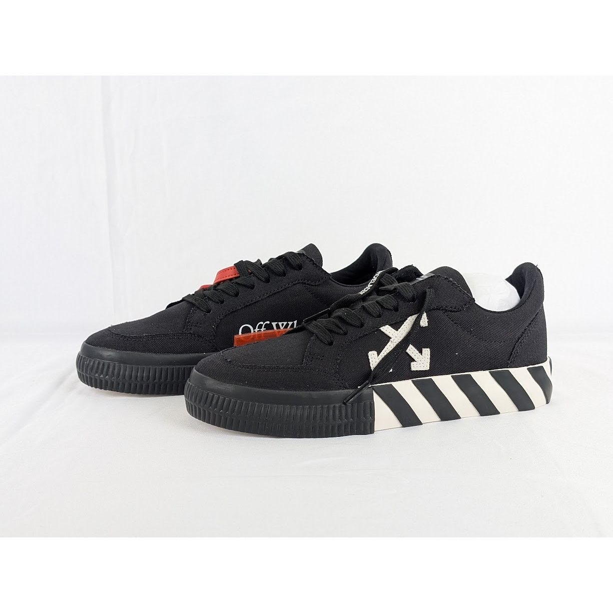 Off-White o1rshd1 Low Vulcanized Canvas Sneakers in White / Black Size US 5.5 / EU 38 - 9 Thumbnail