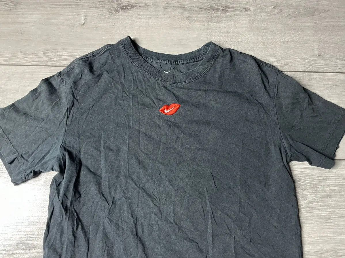 Nike Nike Tshirt center logo kiss size Small Size US S / EU 44-46 / 1 - 3 Thumbnail