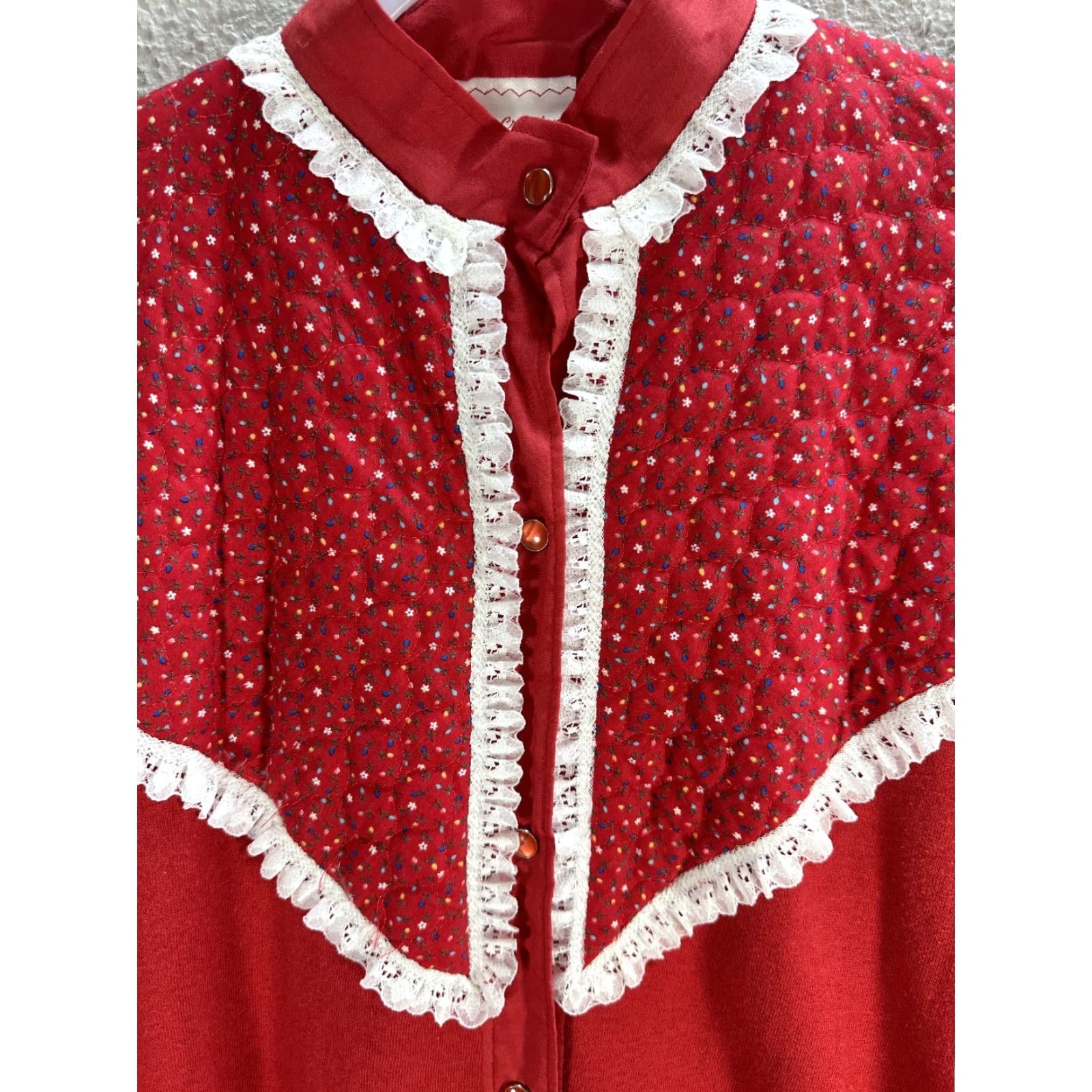 Vintage Vtg Healthknit Red Microfloral Jacket Lined Snap Buttons Lace Trim Long Sleeve Cotton Blend Women Size L Size L / US 10 / IT 46 - 4 Thumbnail