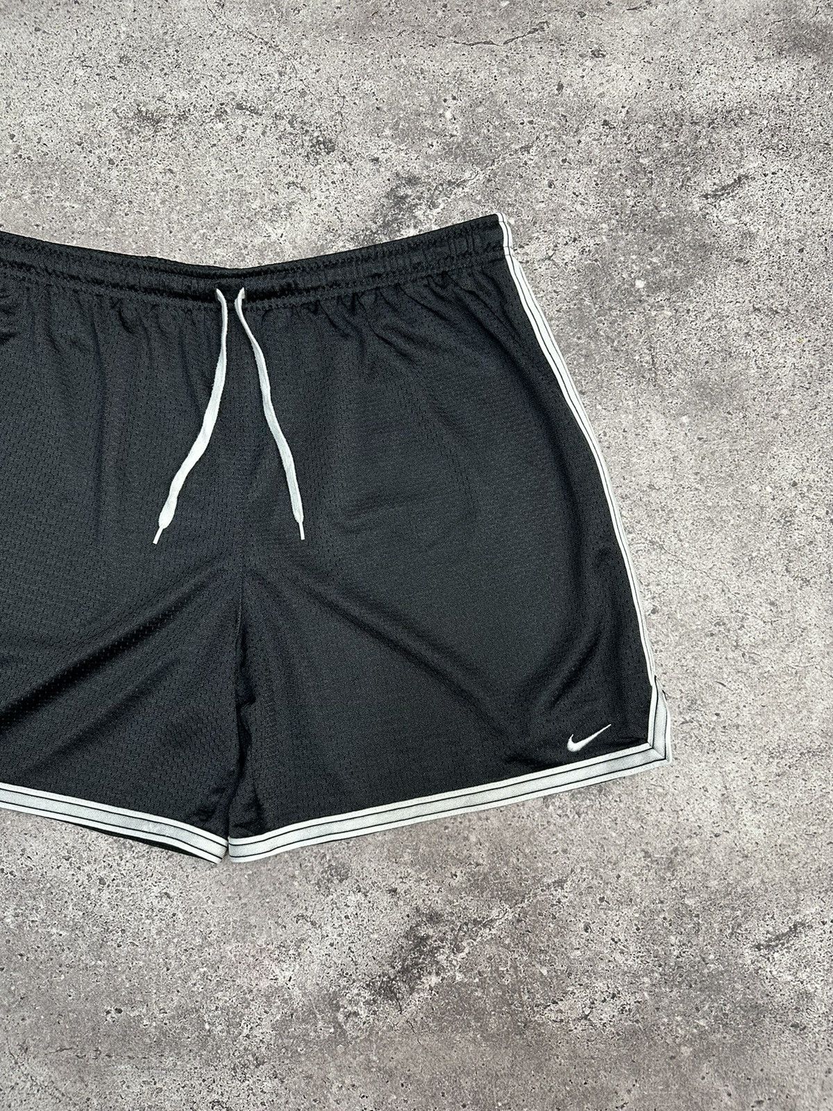 Other VINTAGE NIKE Y2K MESH SHORTS EMBROIDERED SWOOSH BLACK 90s Size US 33 - 3 Thumbnail