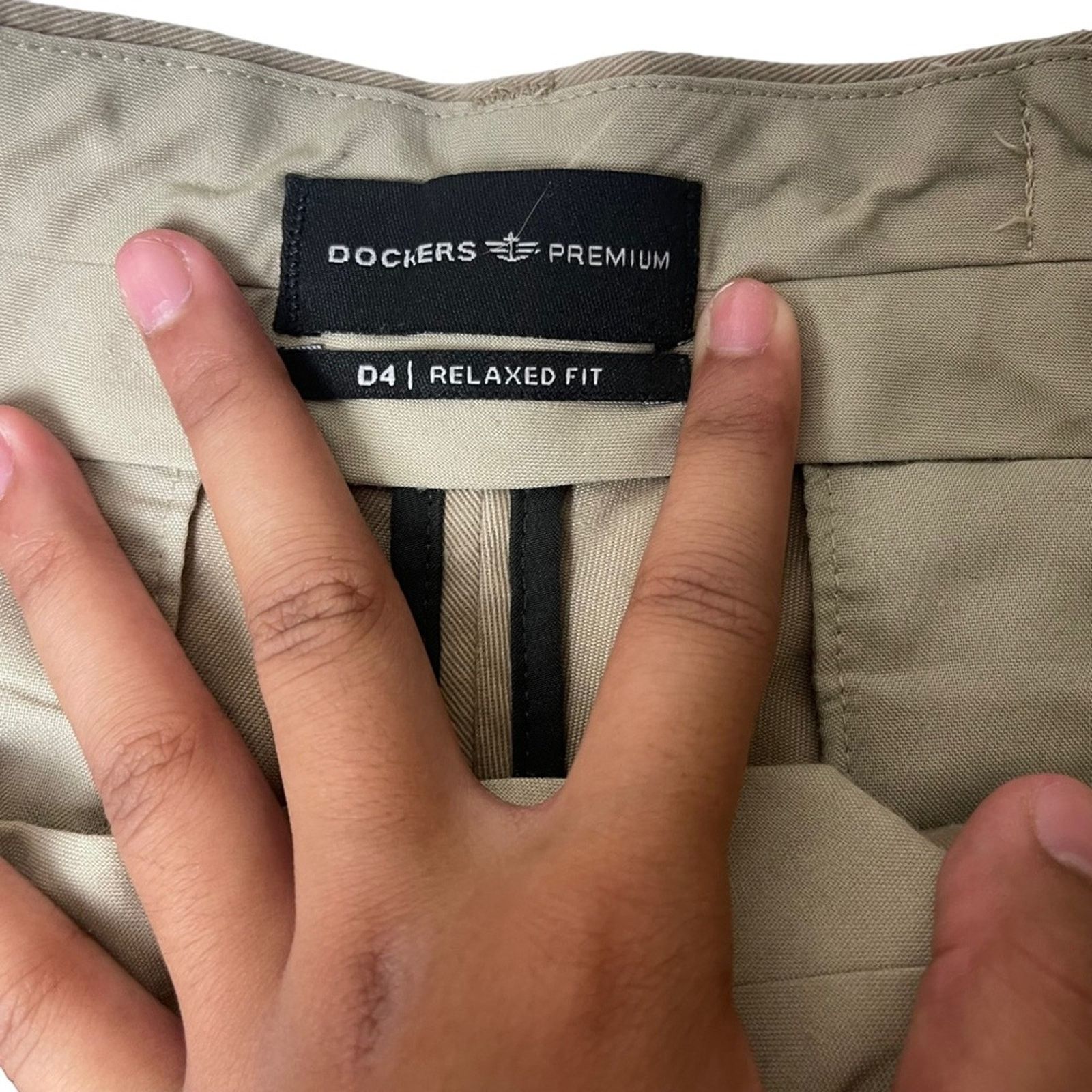 Dockers Dockers Premium Relaxed Fit Front Pleat Trousers Khaki 30x30 Size US 30 / EU 46 - 5 Thumbnail