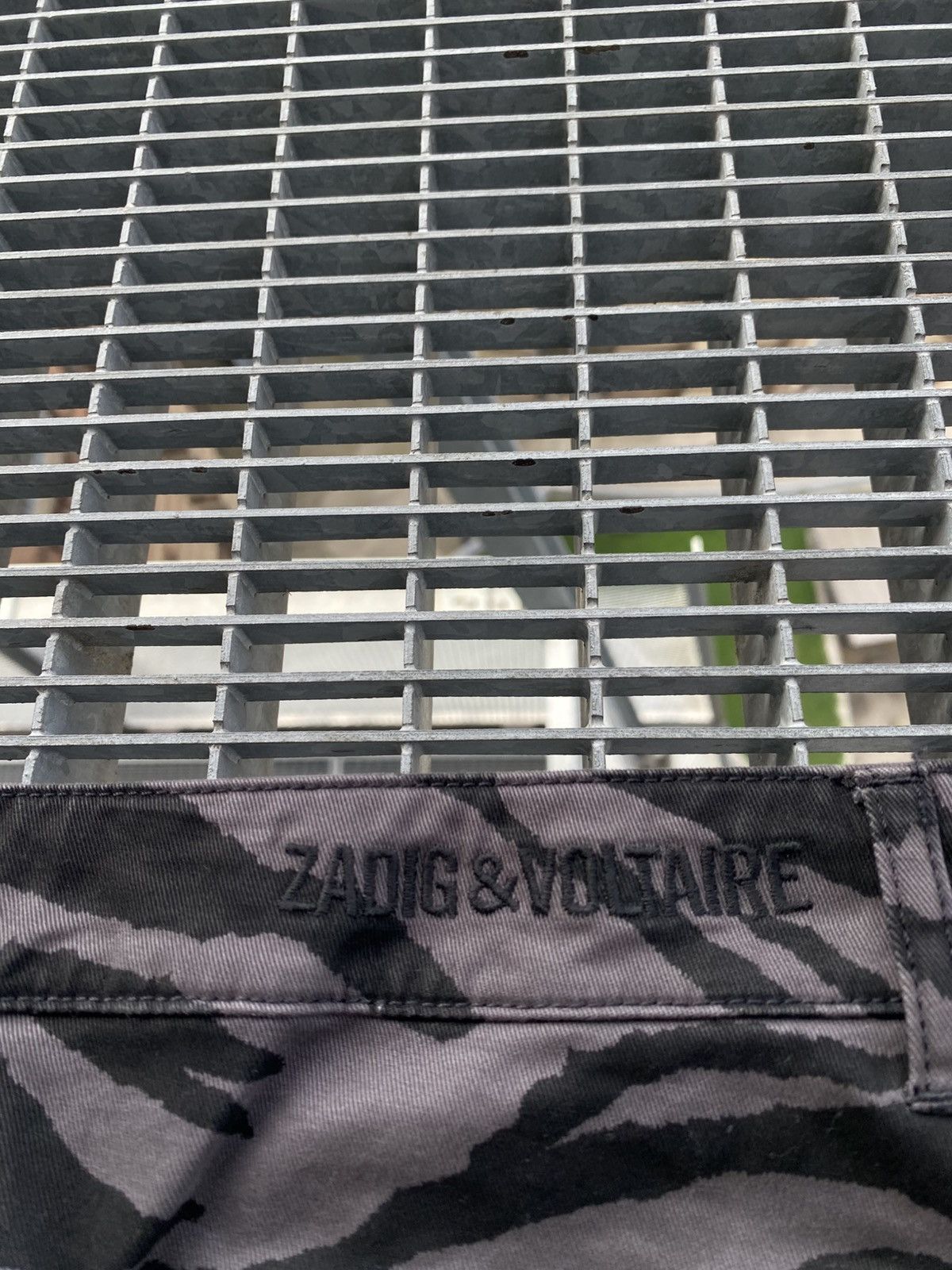Zadig & Voltaire Zadig & Voltaire Camo Front Buttons Mini Skirt Size 25" / US 0 / IT 36 - 3 Thumbnail