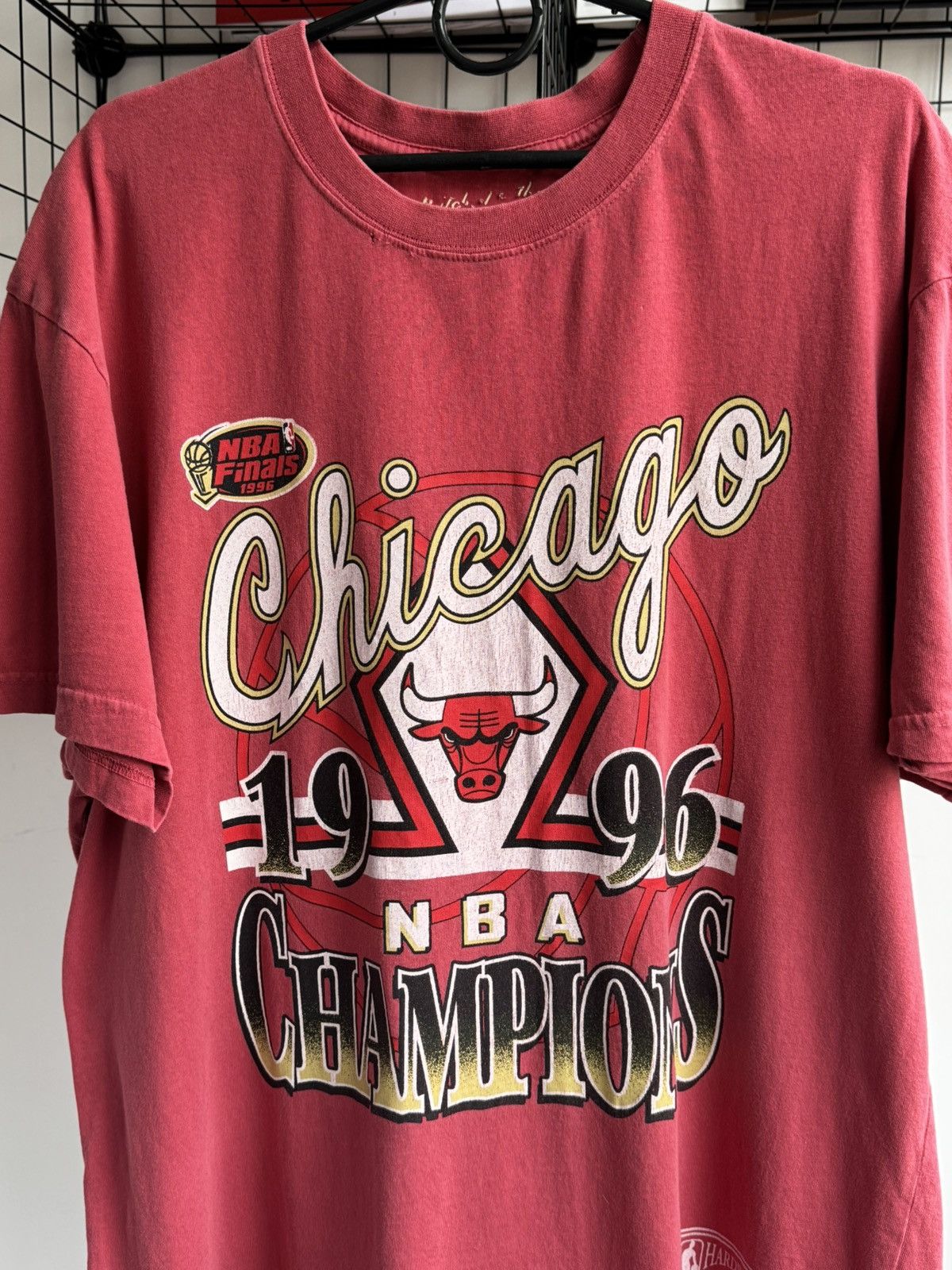 Mitchell & Ness VINTAGE CHICAGO BULLS MITCHELL & NESS NBA 1996 CHAMPS Tee Size US L / EU 52-54 / 3 - 2 Thumbnail