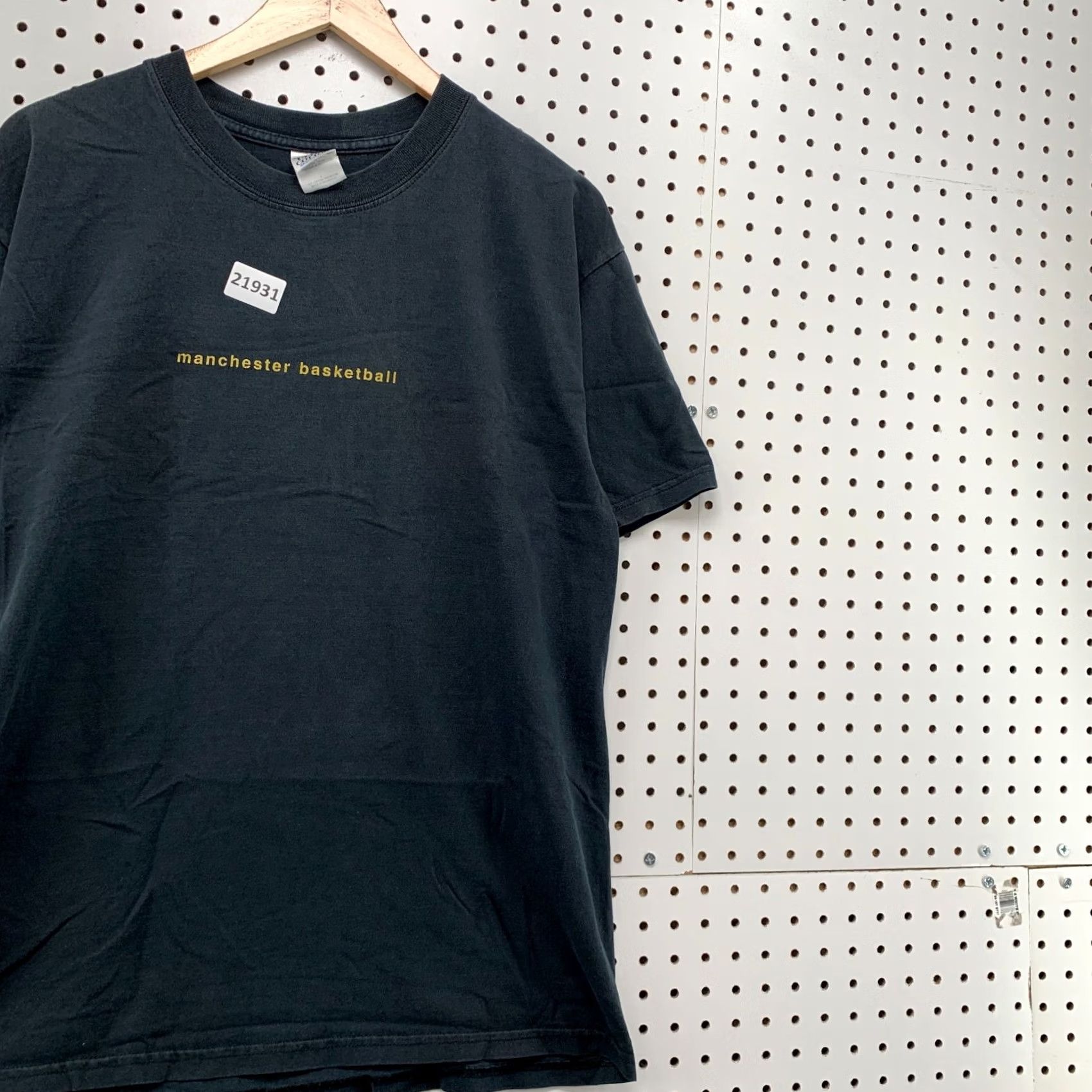 Gildan VINTAGE Manchester Basketball Shirt Black Mens Large 20.5x28.5 Short Sleeve Size US L / EU 52-54 / 3 - 4 Thumbnail