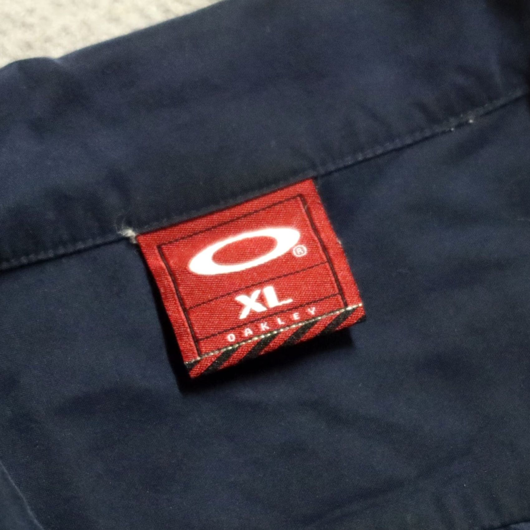 Oakley VINTAGE Oakley Button Shirt Shirt XL Navy XS Size US XL / EU 56 / 4 - 6 Thumbnail
