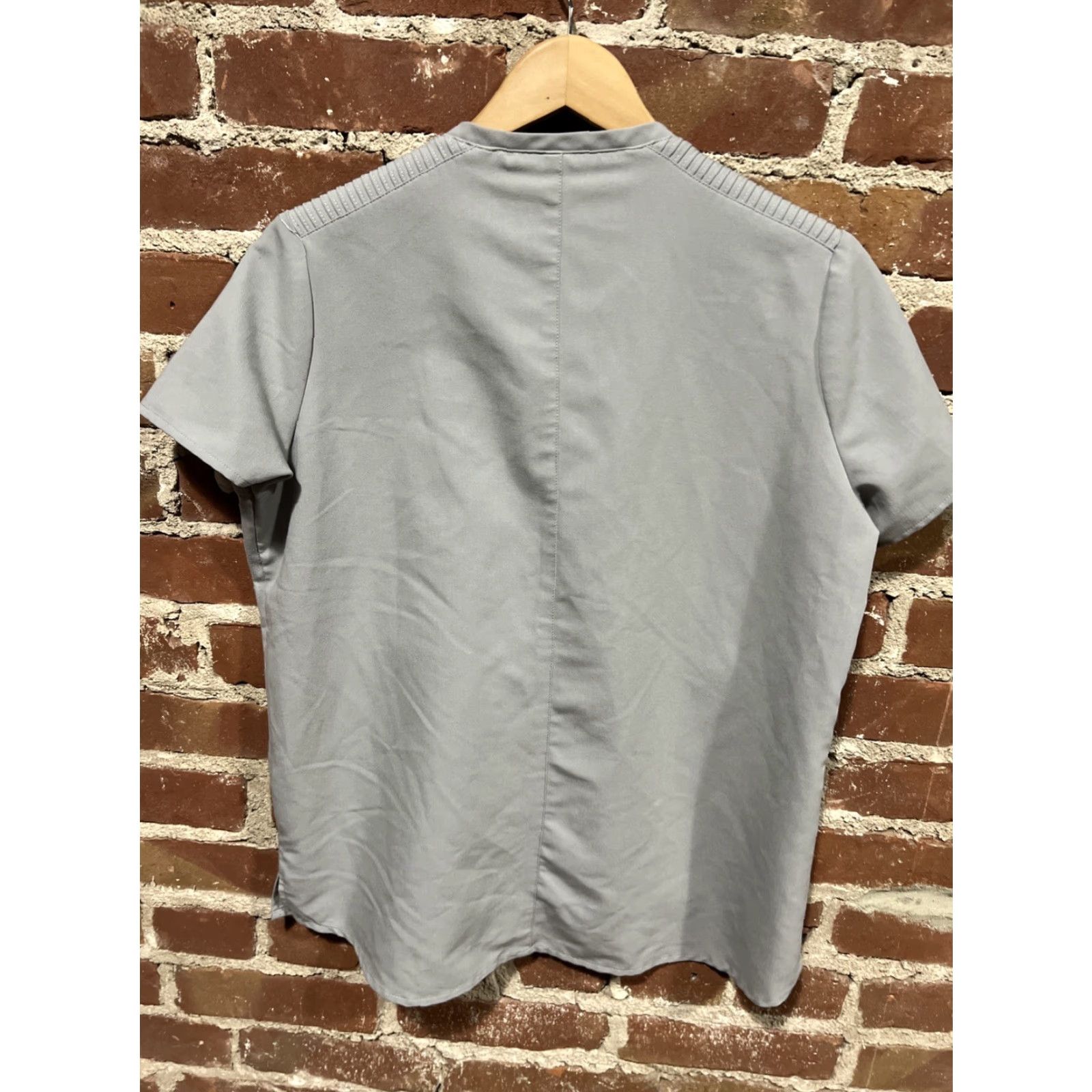 Vintage Figs Womens Limbe Pintuck Scrub Top Gray Size S Shirt Adult Women 26 in Length 20 in Pit to Pit Scrub Top Solid Size S / US 4 / IT 40 - 3 Thumbnail