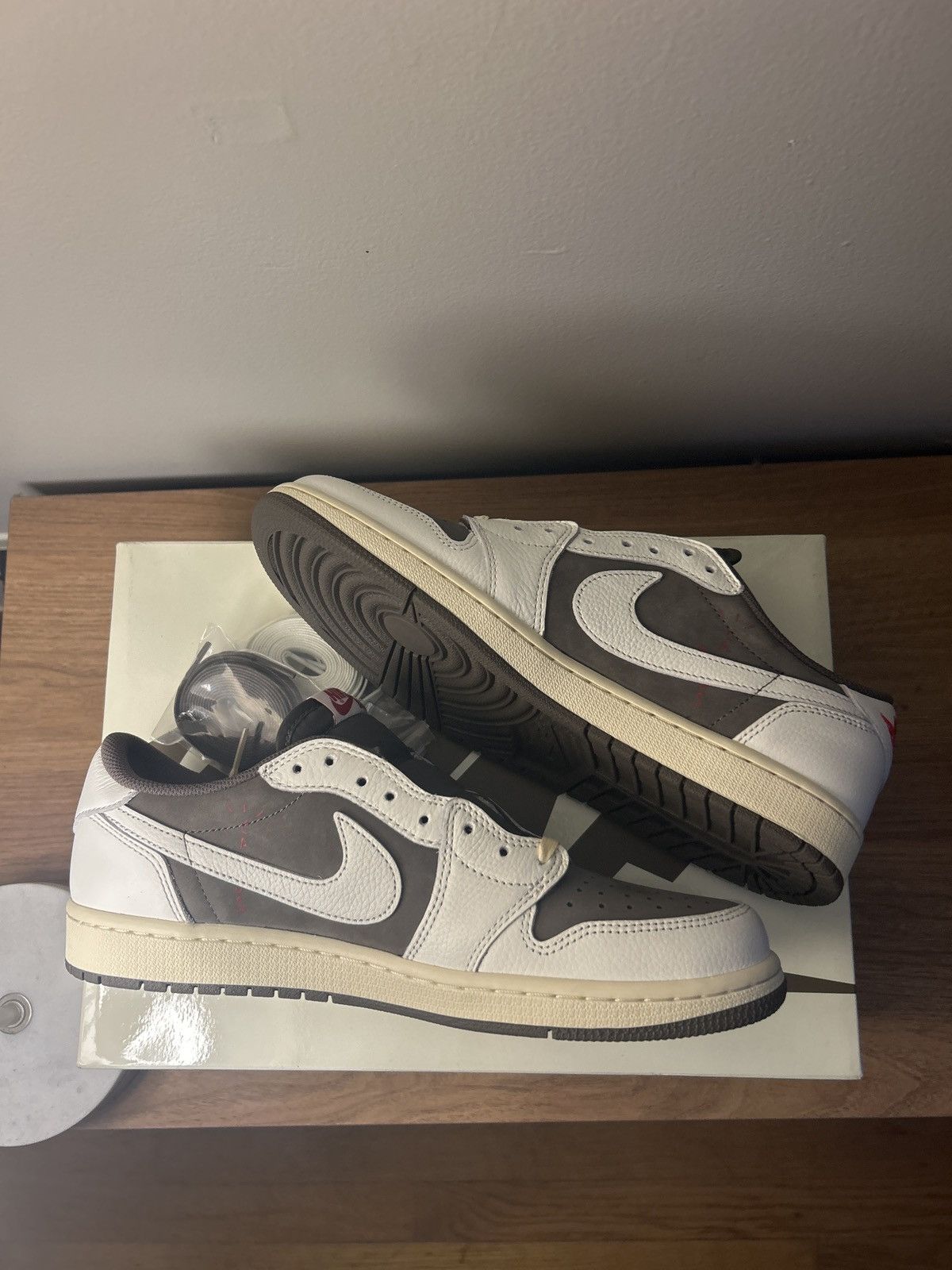 Jordan Brand × Travis Scott Travis Scott x Jordan 1 low Reverse Mocha Size US 10.5 / EU 43-44 - 3 Thumbnail