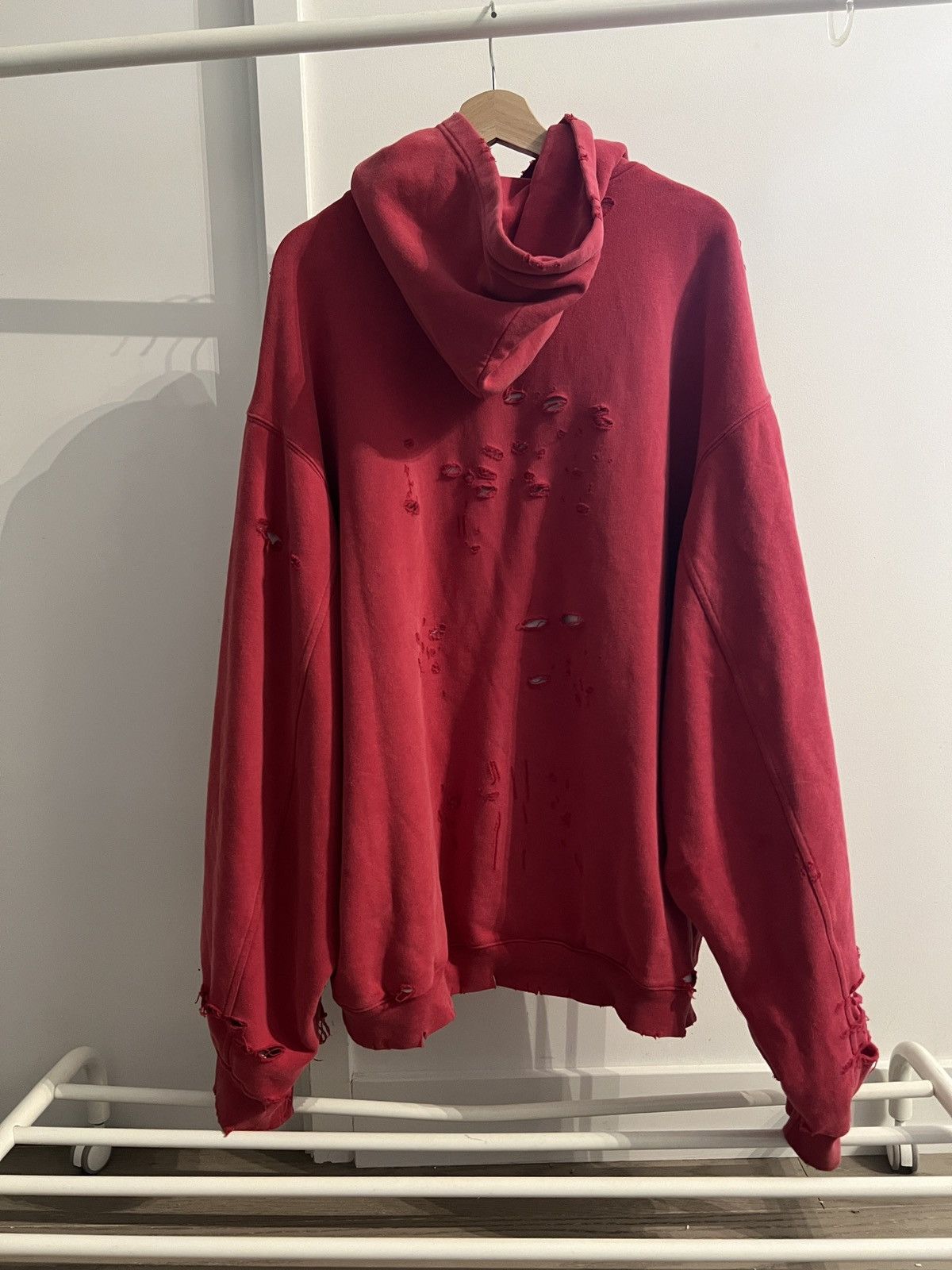 Balenciaga Balenciaga Destroyed Hoodie Red Size US XXL / EU 58 / 5 - 2 Thumbnail