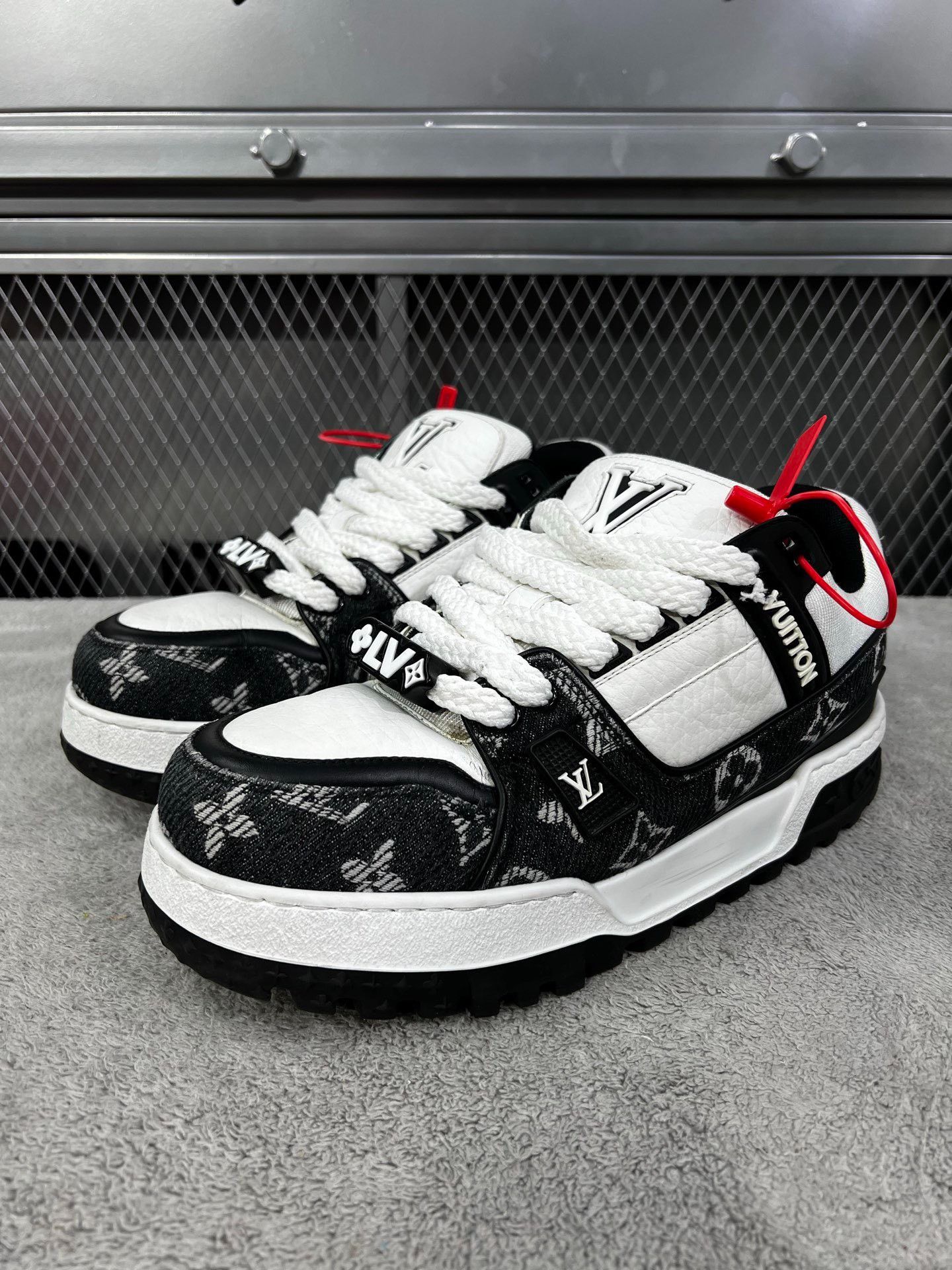 Louis Vuitton Louis Vuitton Training Black Lowtop Sneakers 41 Men Size US 8.5 / EU 41-42 - 1 Thumbnail