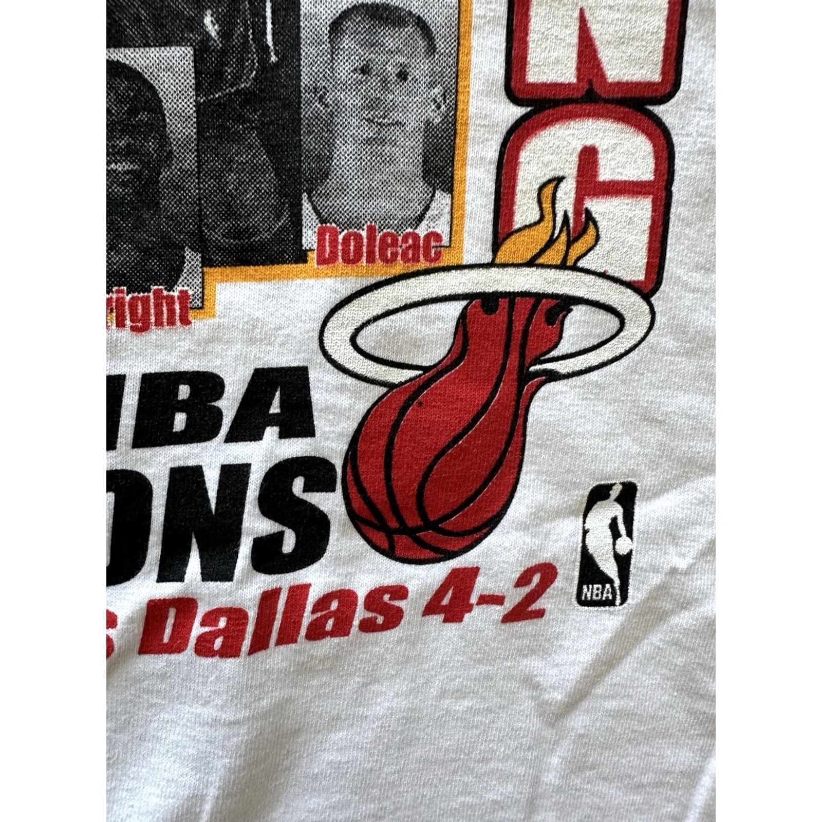 Gildan VINTAGE Miami Heat 2006 NBA Championship Roster Graphic Tee Mens Large NWOT Size US L / EU 52-54 / 3 - 4 Thumbnail