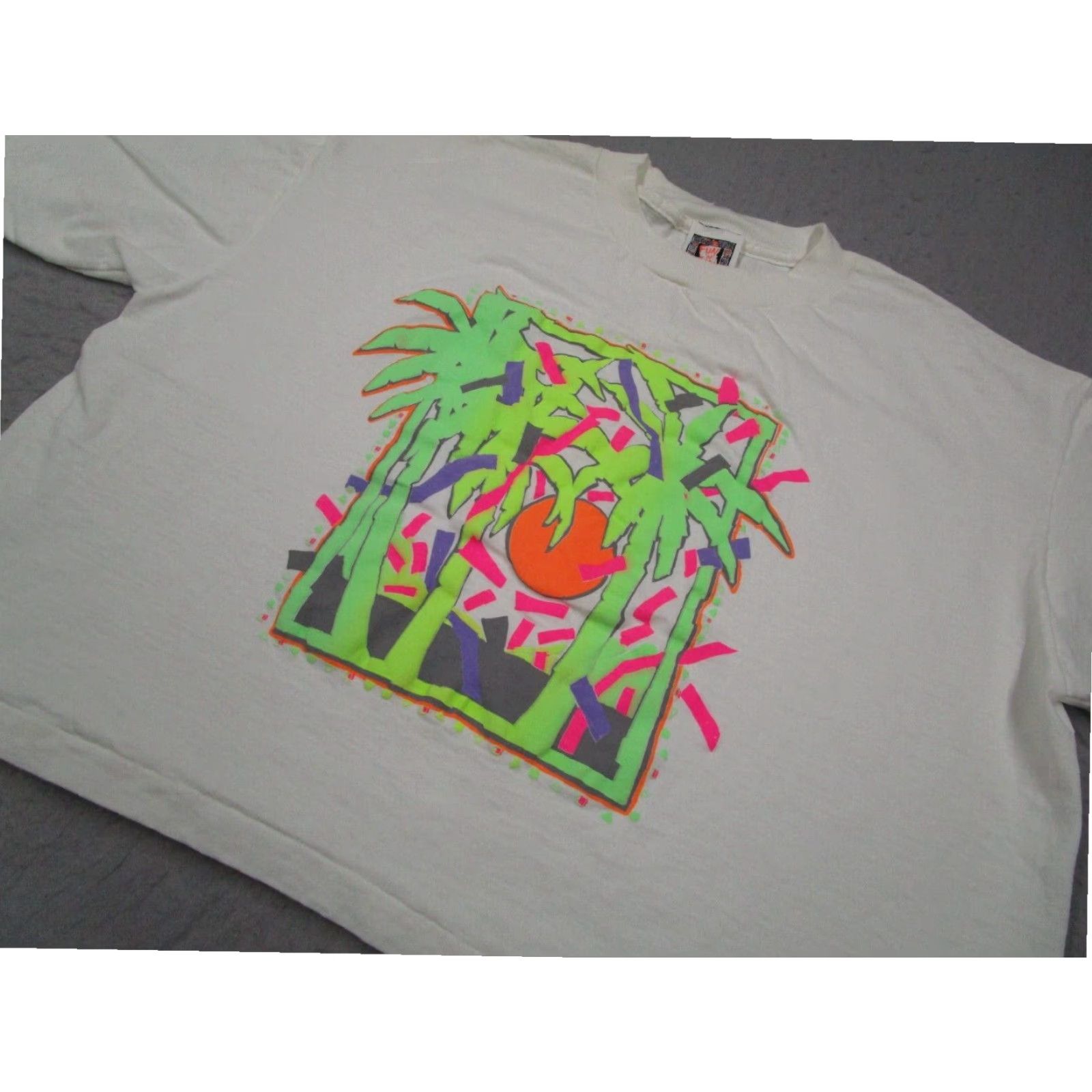 Vintage VINTAGE Fun N Sun Women's White Cropped Graphic T-Shirt Short Sleeve 90s Retro Size ONE SIZE - 2 Thumbnail