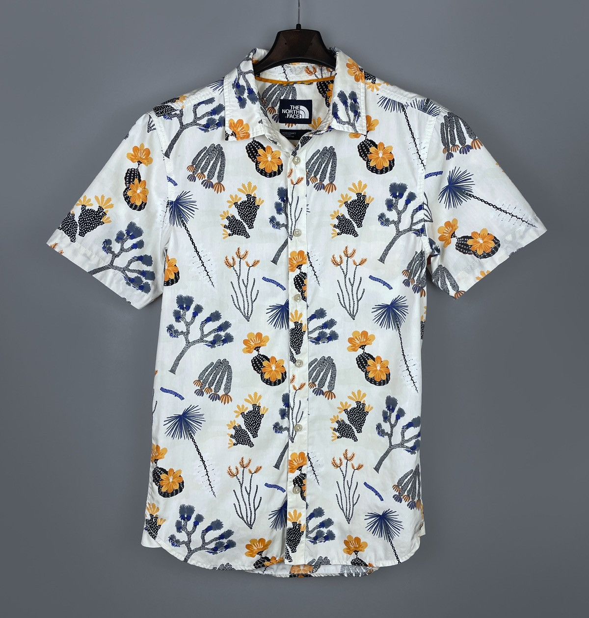The North Face The North Face Floral Cactus Pattern SS Shirt Size S RARE Size US S / EU 44-46 / 1 - 1 Thumbnail