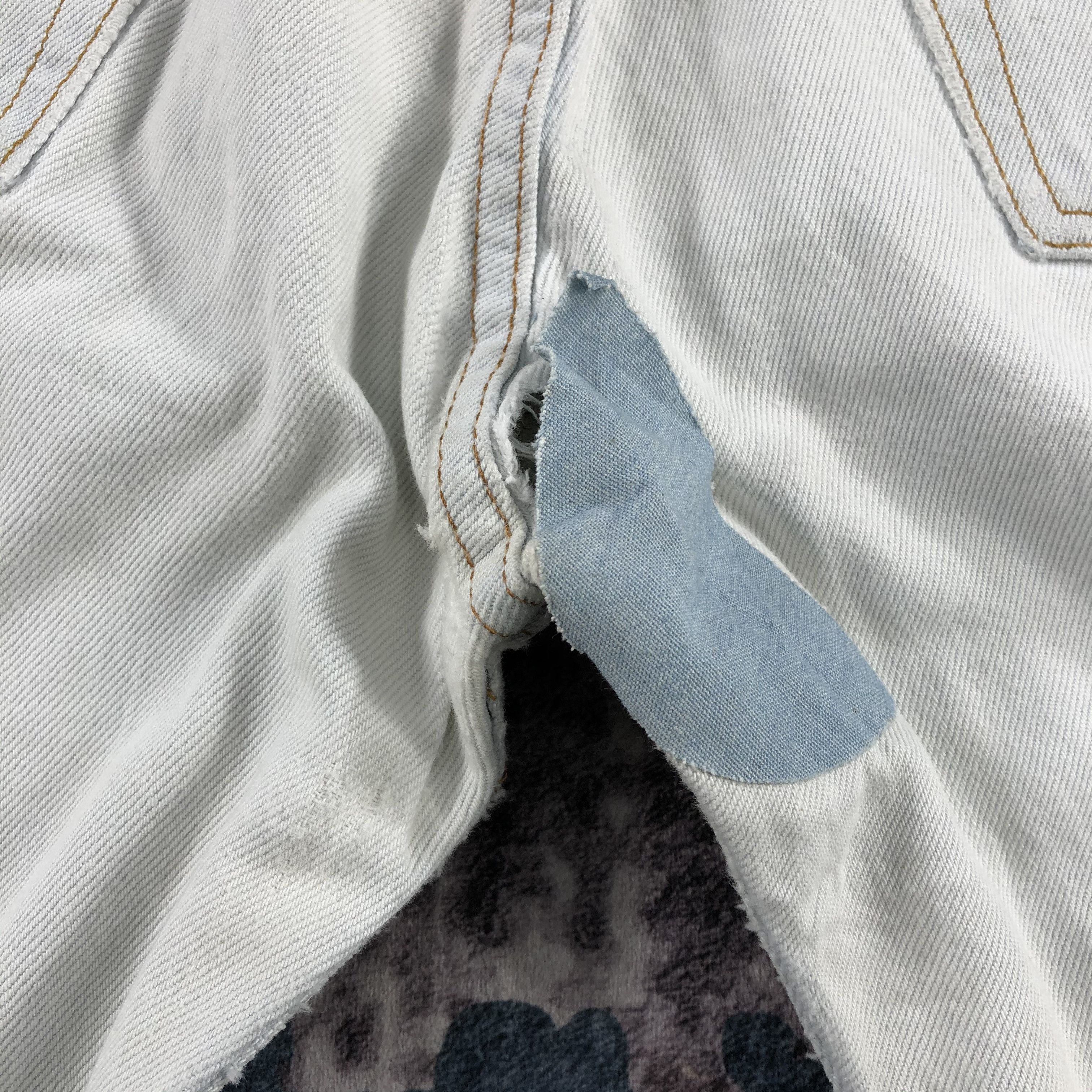 Levi's × Vintage Vintage 90s Light Wash Levis 501 Jeans-JM2525 Size US 32 / EU 48 - 7 Thumbnail
