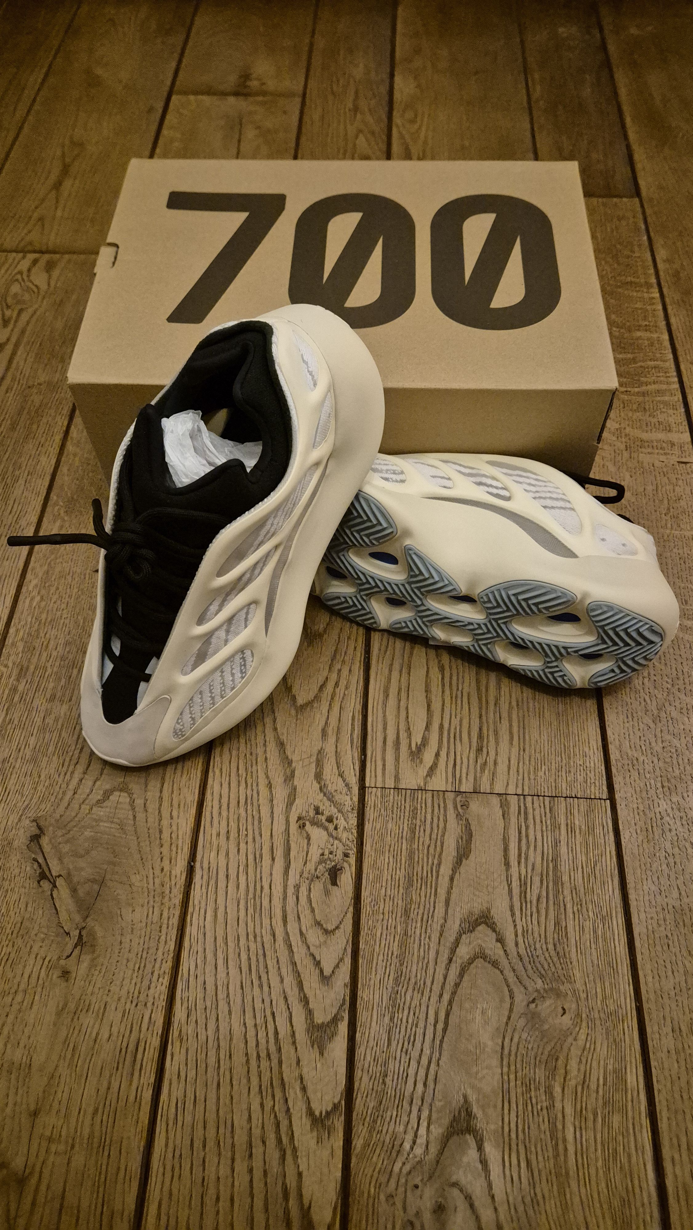 Yeezy adidas Yeezy 700 V3 Azael Size US 11 / EU 44 - 1 Thumbnail