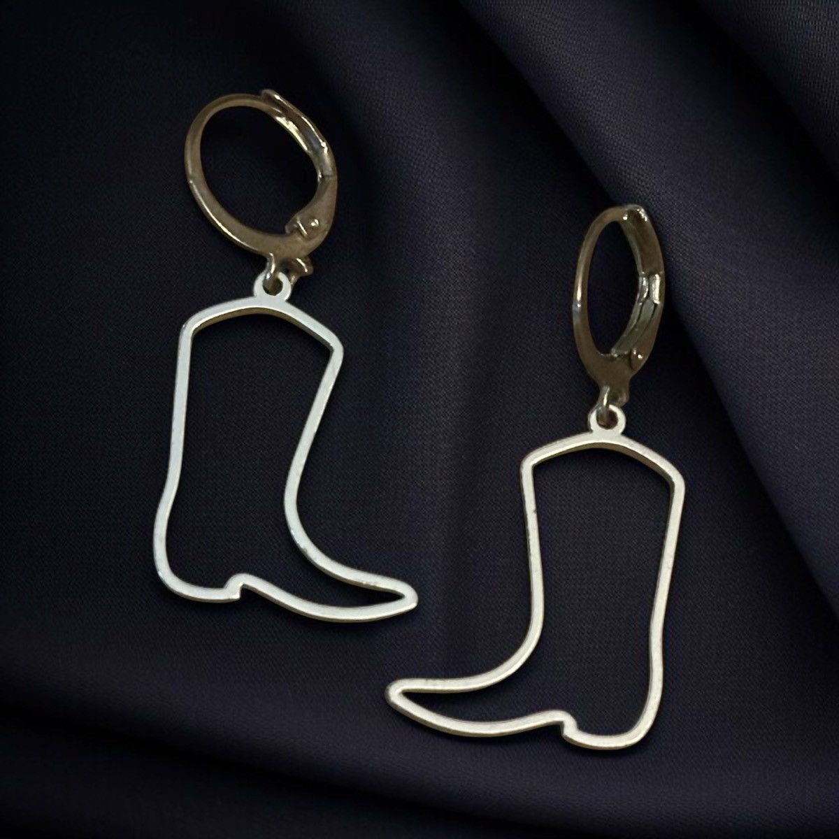 Other Gold tone cut out cowboy boots dangle earrings Size ONE SIZE - 1 Thumbnail