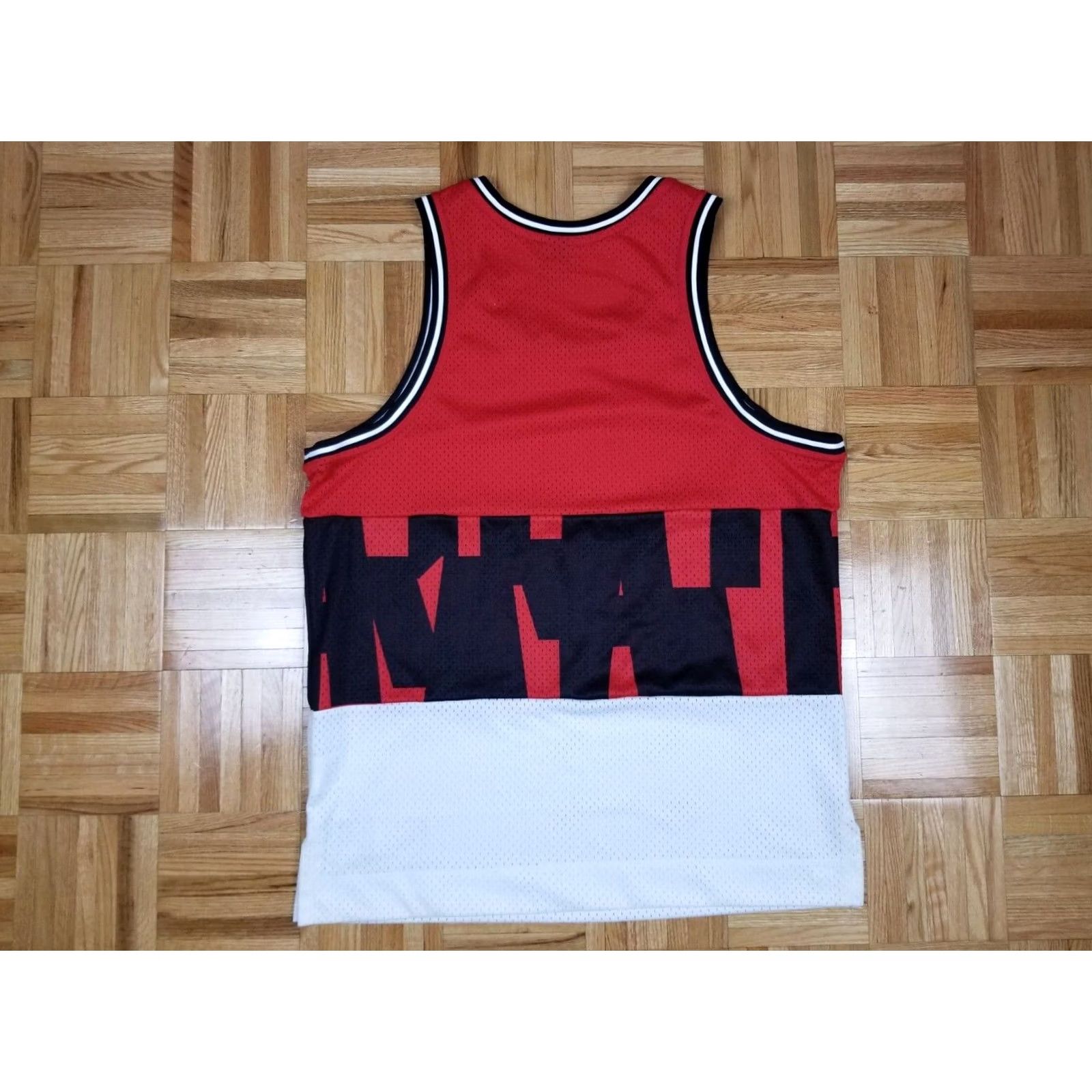 Nike VINTAGE Nike MEN'S TANK TOP BASKETBALL JERSEY SZ LARGE Shirt Mens Gray Cotton Jersey Short Sleeve Round Neck 90s USA Band Retro Rock Tropical USA Size US L / EU 52-54 / 3 - 4 Thumbnail