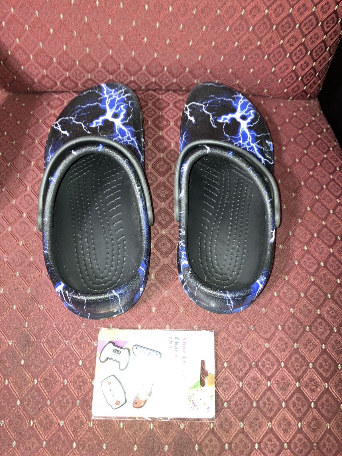 CROCS LIGHTNING PRINT WITH WIDGETS