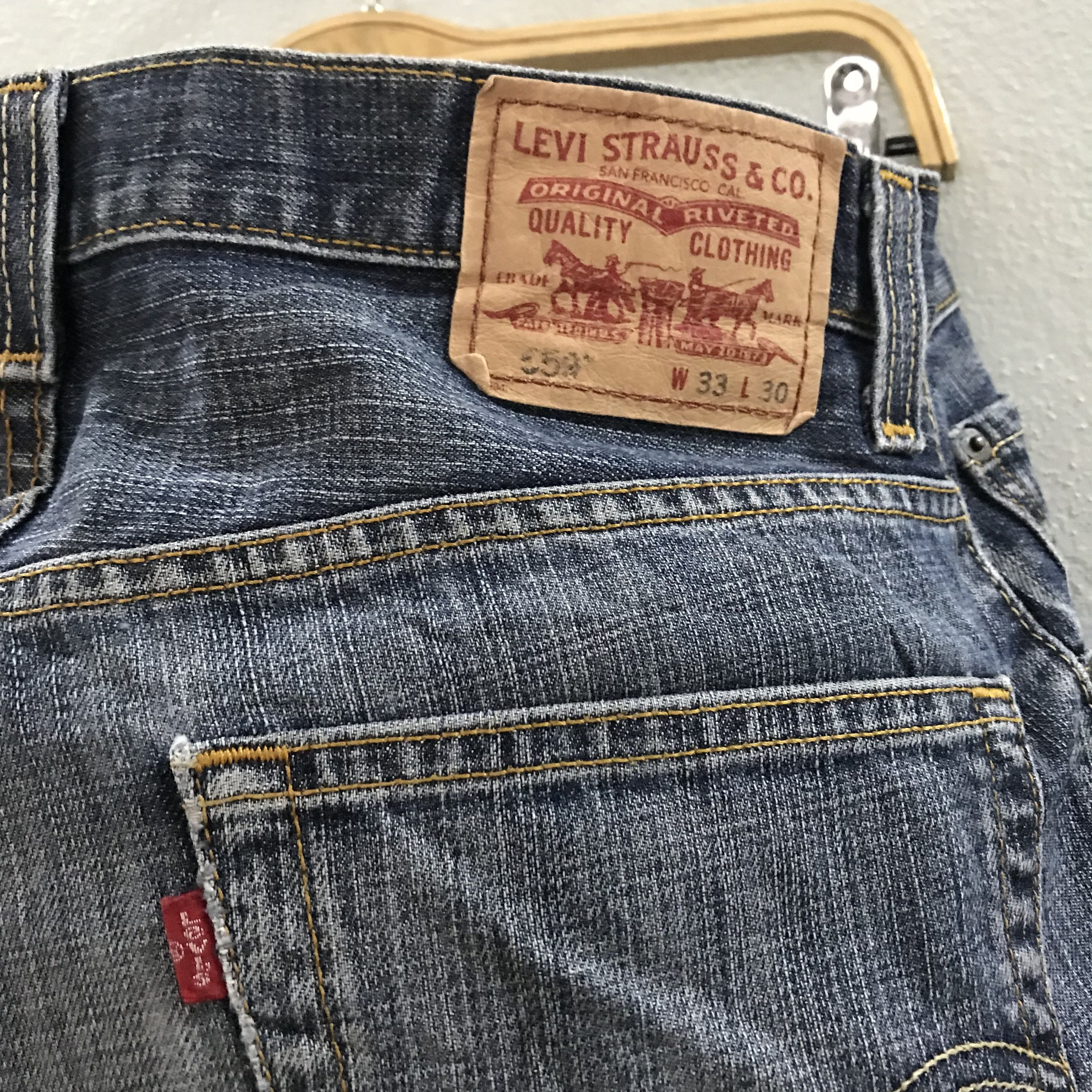 Levi's Vintage Levi's 559 Relaxed Straight Light Washed Size US 33 - 10 Thumbnail