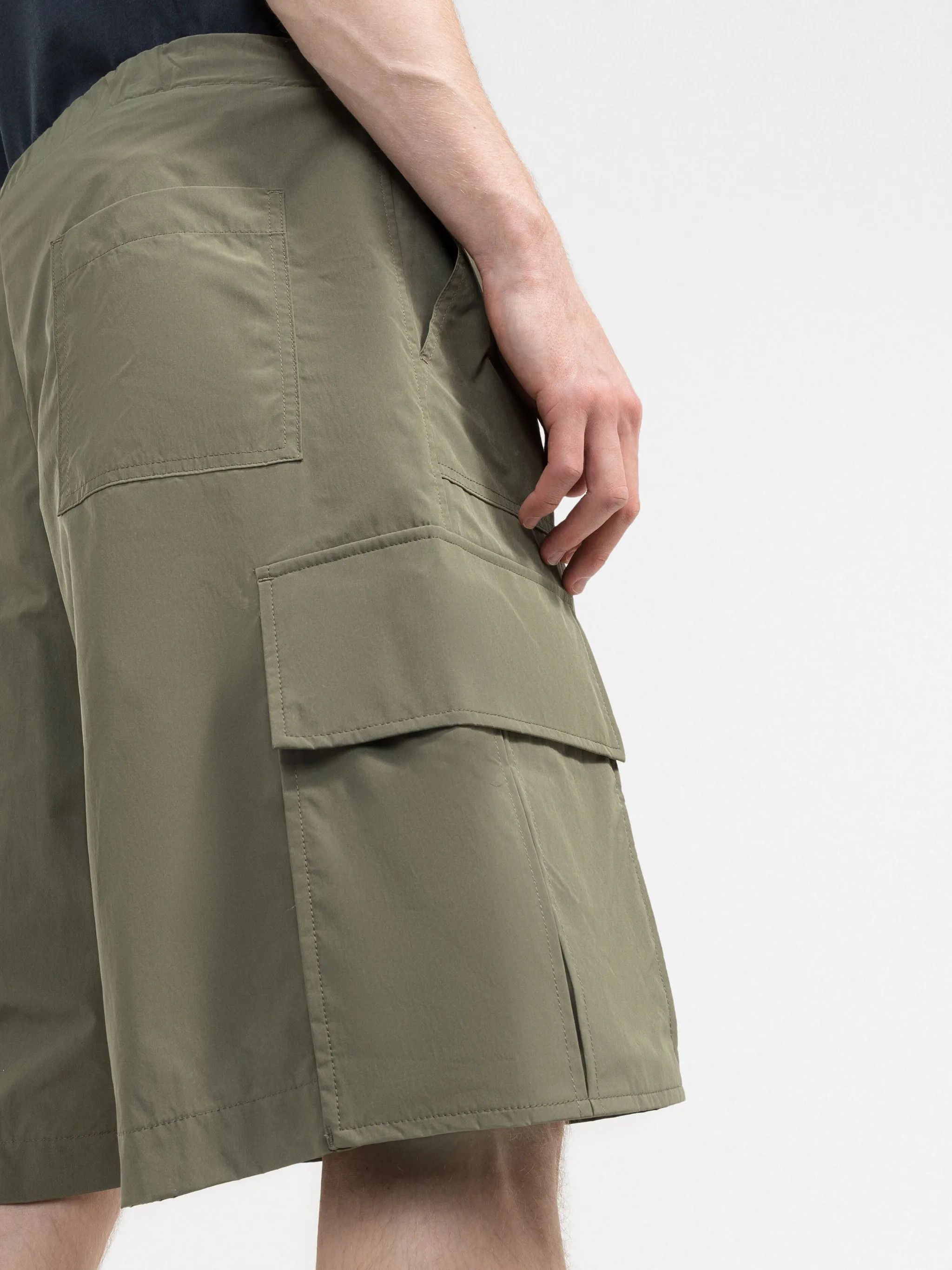 Off-White o1y0325 Short in Military Green Size US 28 / EU 44 - 2 Thumbnail