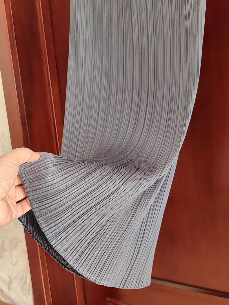 Issey Miyake Issey Miyake size:one size A dark grey pleated skirt Size 23" - 3 Thumbnail