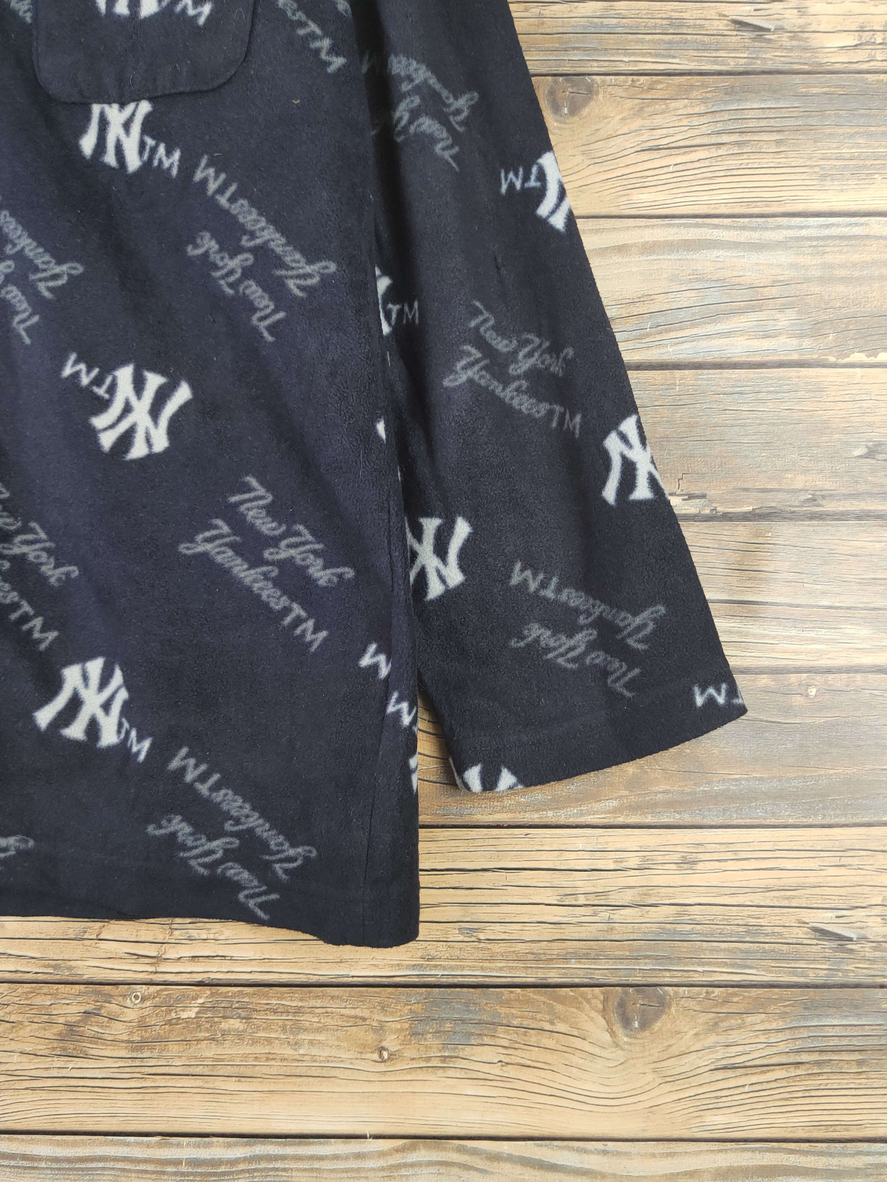 Japanese Brand × New York Yankees × Vintage DL NY Major League Baseball Button Ups Sleep Shirts #838 Size US L / EU 52-54 / 3 - 6 Thumbnail