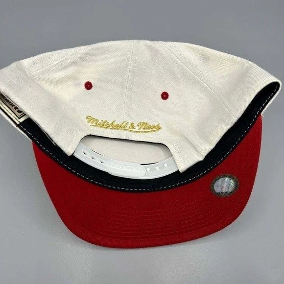 Mitchell & Ness Chicago Bulls Hat Men White Red The NBA Finals Snap Back Cap Size ONE SIZE - 4 Thumbnail