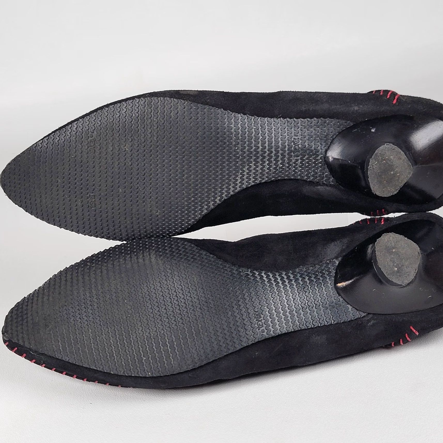Vintage VINTAGE Lisa Nading Black Suede Leather Kitten Heels Red Accent Stitching Size 37 Women Shoes Pointed Toe Slip On Leather Lining Upper Size US 7 / IT 37 - 7 Thumbnail