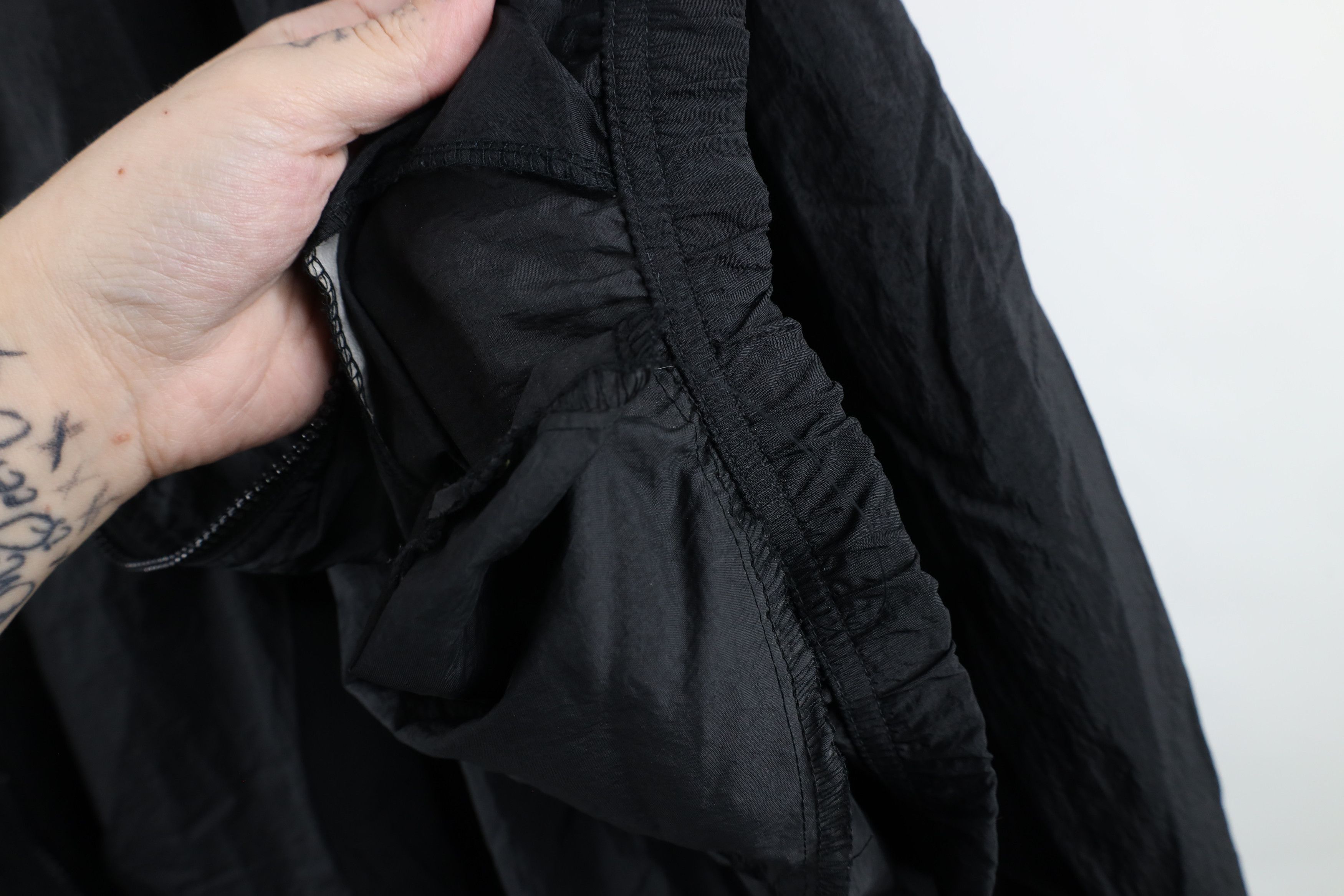 Reebok × Vintage Vintage 90s Reebok Spell Out Hooded Windbreaker Jacket Black Size US L / EU 52-54 / 3 - 7 Thumbnail