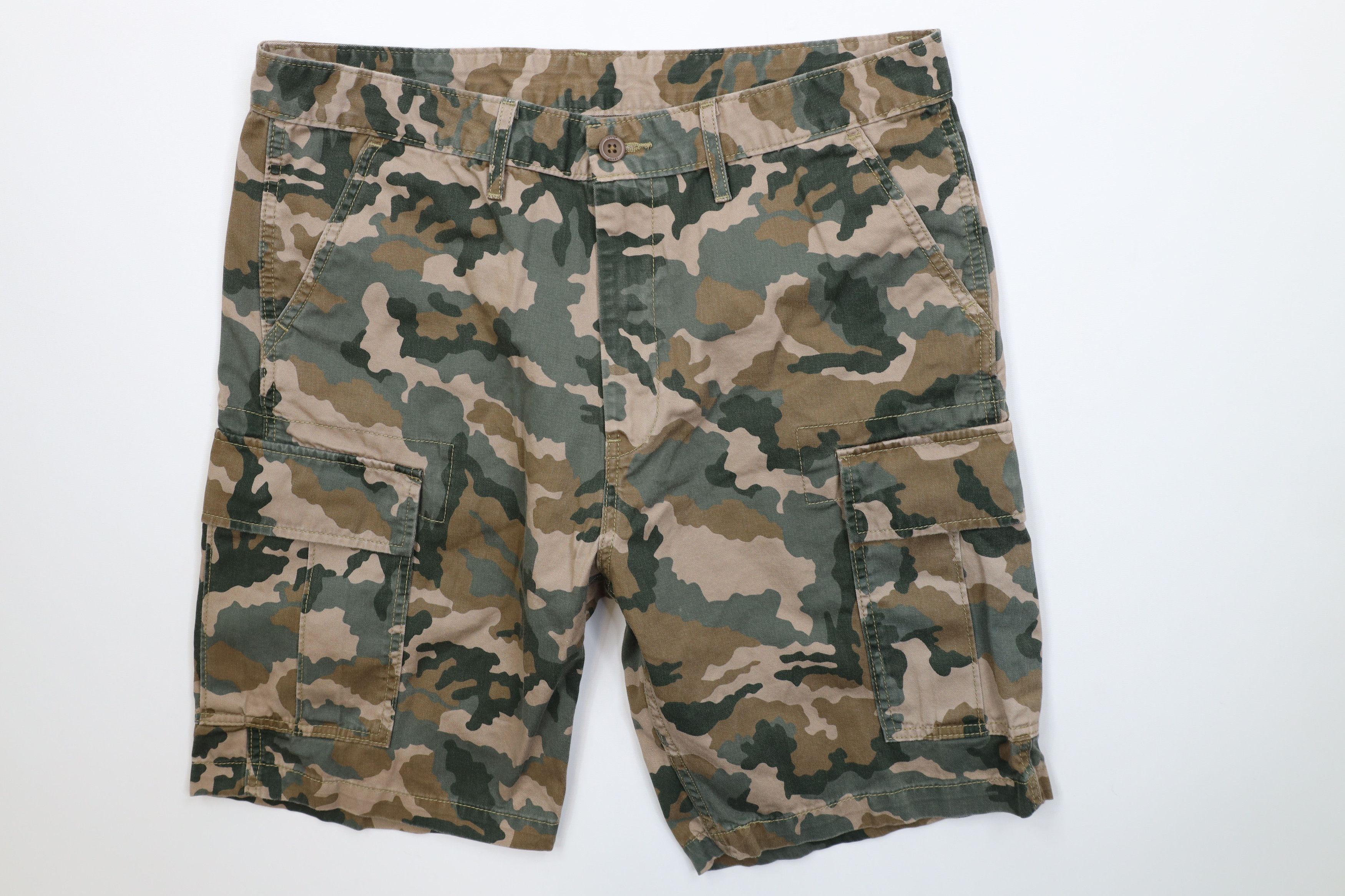Levi's Vintage Y2K Levis Relaxed Fit Camouflage Cargo Shorts Cotton Size US 33 - 1 Thumbnail