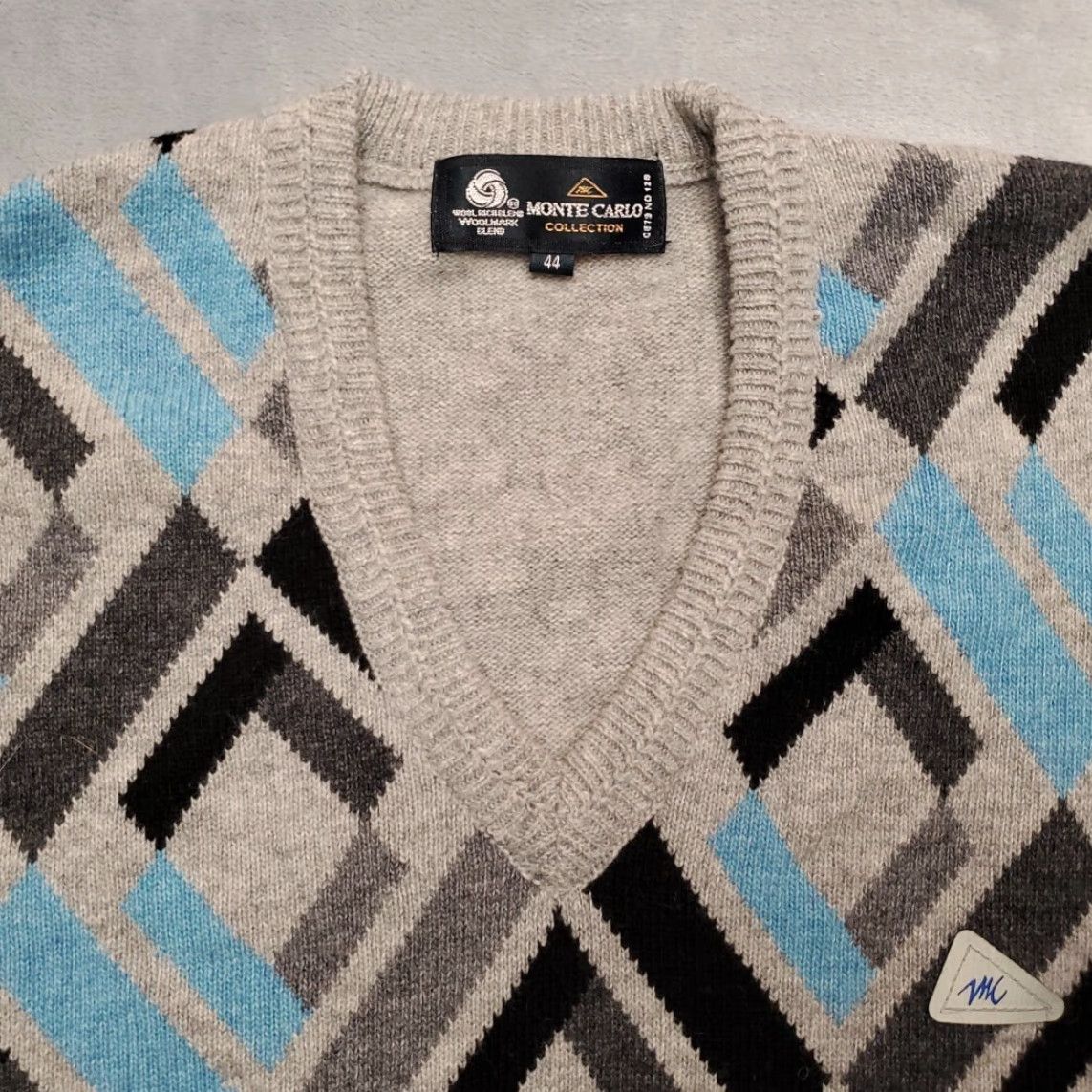 Vintage VINTAGE Monte Carlo Sweater Mens 44 Gray Blue Abstract Lambswool Blend V-Neck Preppy Classic Knitted Argyle Diamond Embroidered All Seasons Pullover Size US XXL / EU 58 / 5 - 3 Thumbnail