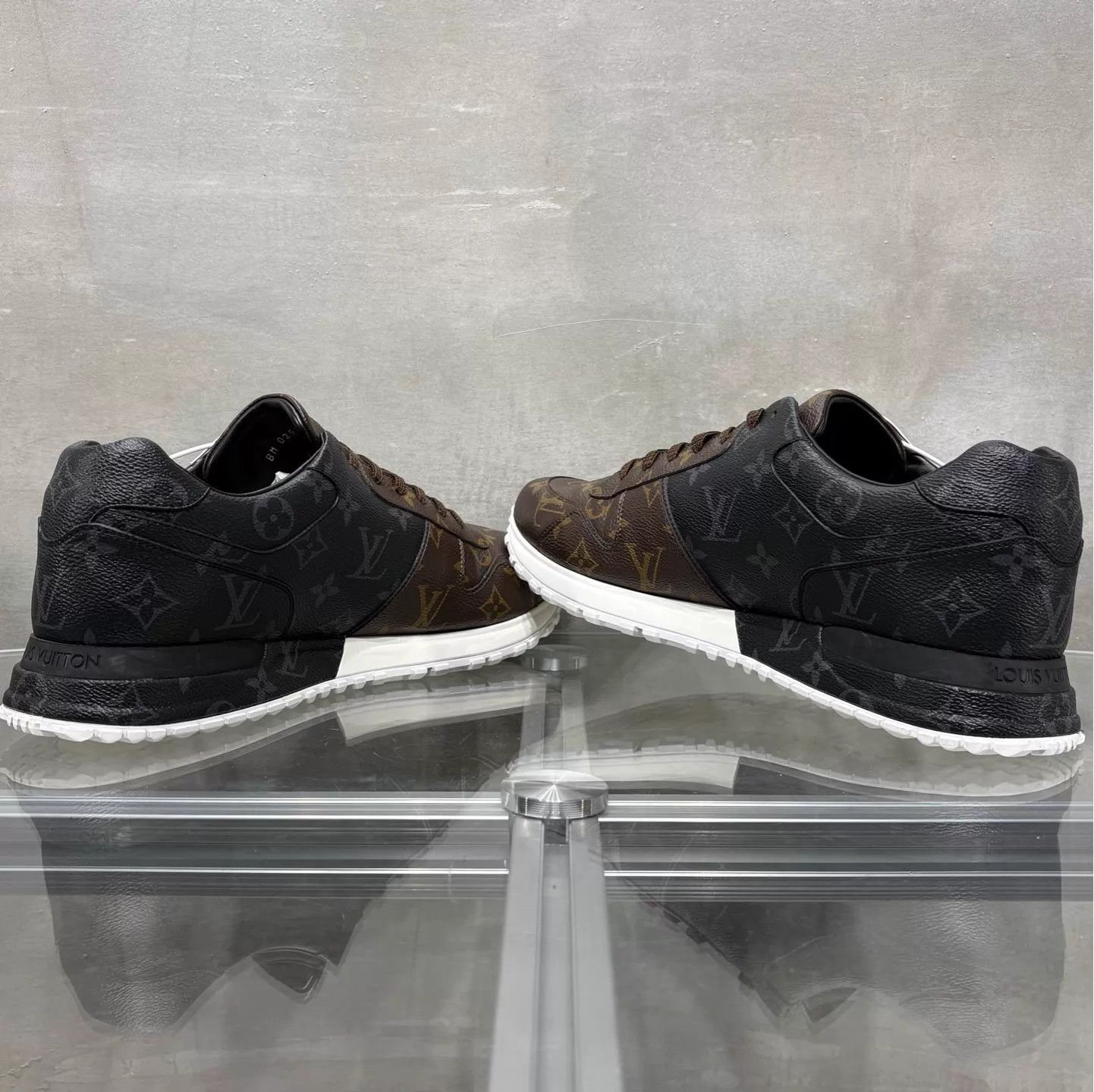 Louis Vuitton LV Run Away Monogram White Brown UK9.5 43.5 Shoes Size US 10.5 / EU 43-44 - 5 Thumbnail