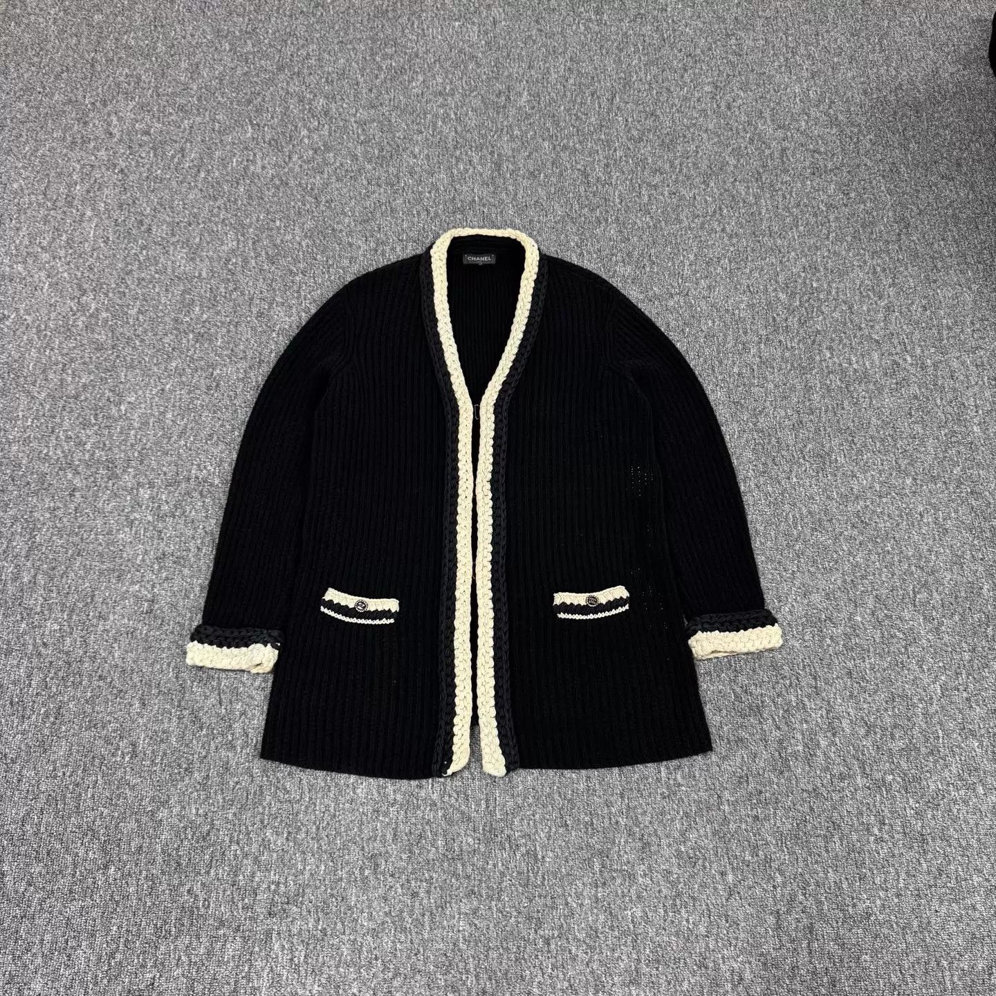 Chanel Chanel Black White Knit Cardigan CC Size 40 Size M / US 6-8 / IT 42-44 - 2 Thumbnail