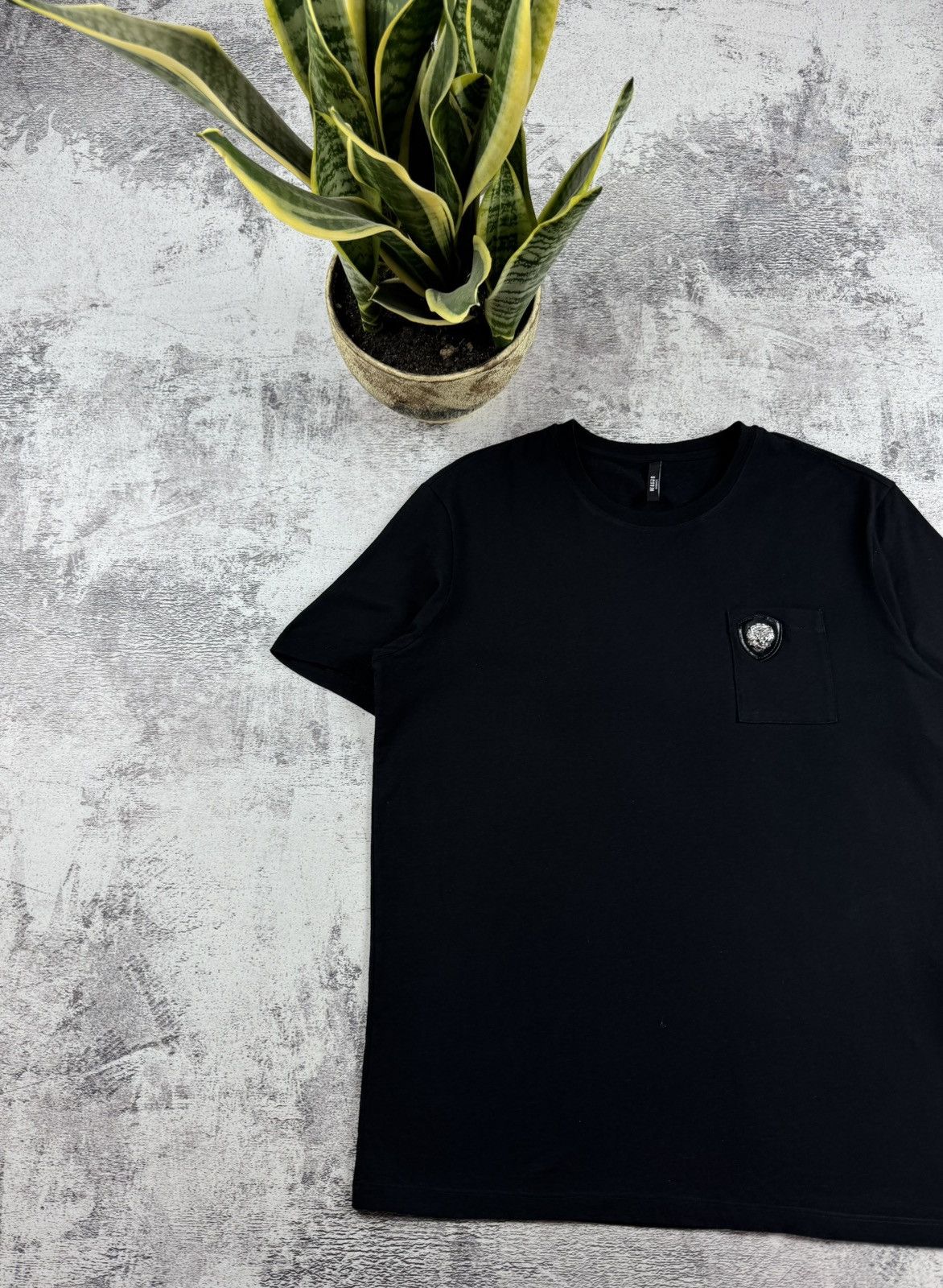 Versus Versace Versace 2016 Lion Head Pocket Basic Badge Jersey T Shirt Tee Size US M / EU 48-50 / 2 - 2 Thumbnail