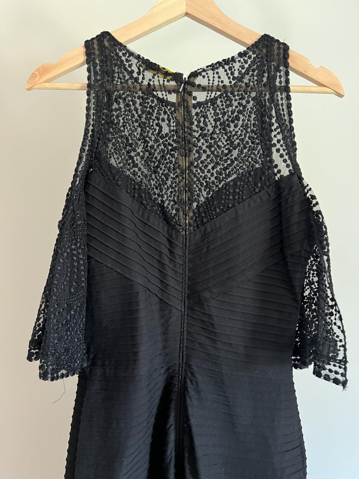 Tadashi Shoji Tadashi Shoji Esme Embroidered Pintuck Cold Shoulder Gown Size M / US 6-8 / IT 42-44 - 8 Thumbnail